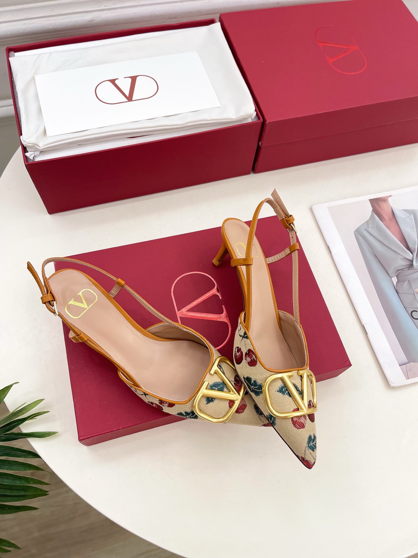 Valentino 华伦天奴 25SS
2025早春新品 VLOGO SIGNATURE 樱桃图案提花后