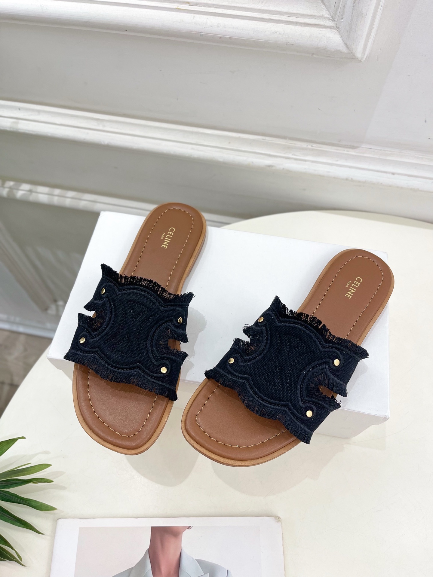 CELINE | 赛琳 25 𝐬𝐬
💛2025春夏最新爆款 MARINA凯旋门流苏拖鞋系列 上新