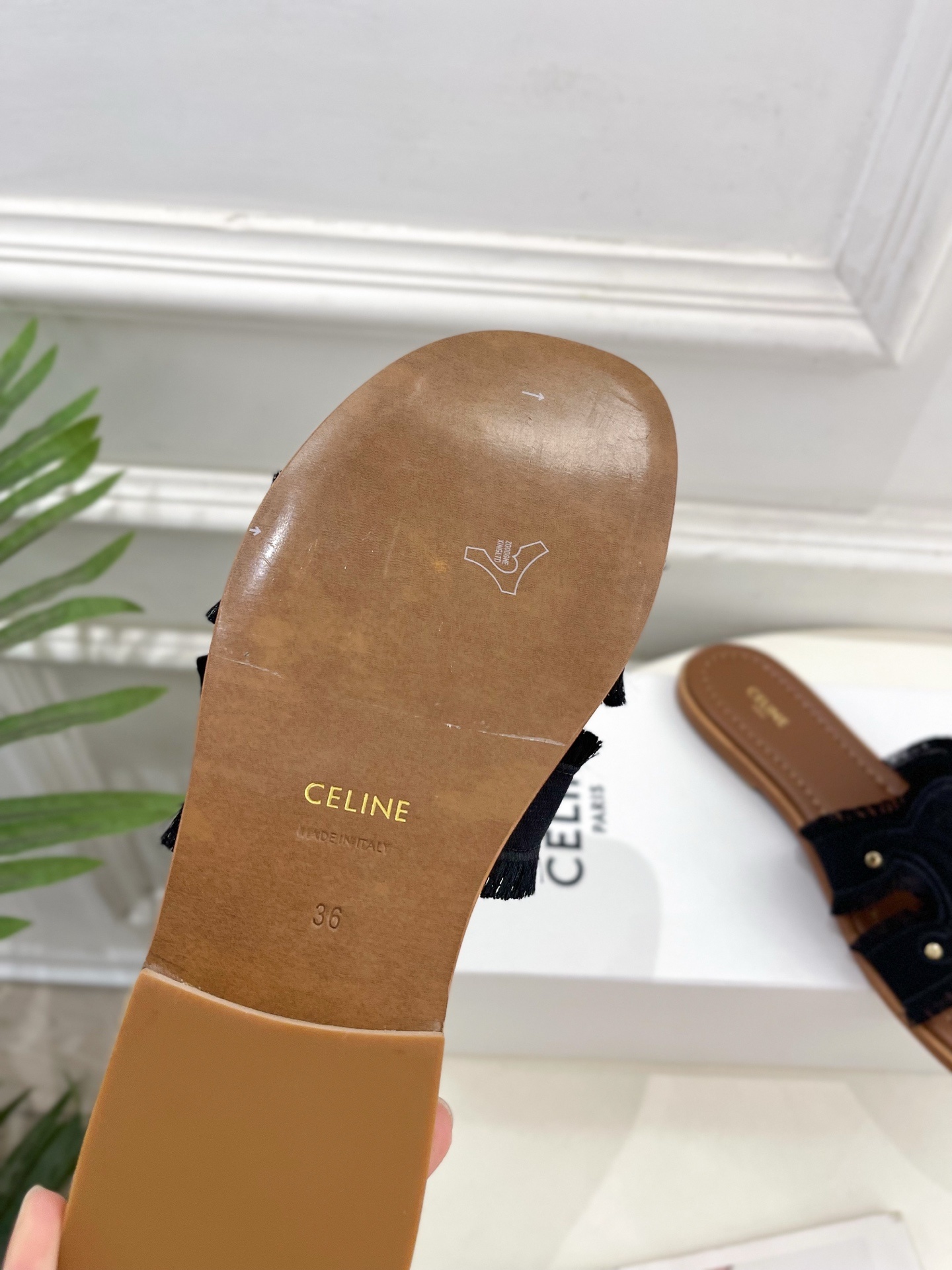CELINE | 赛琳 25 𝐬𝐬
💛2025春夏最新爆款 MARINA凯旋门流苏拖鞋系列 上新