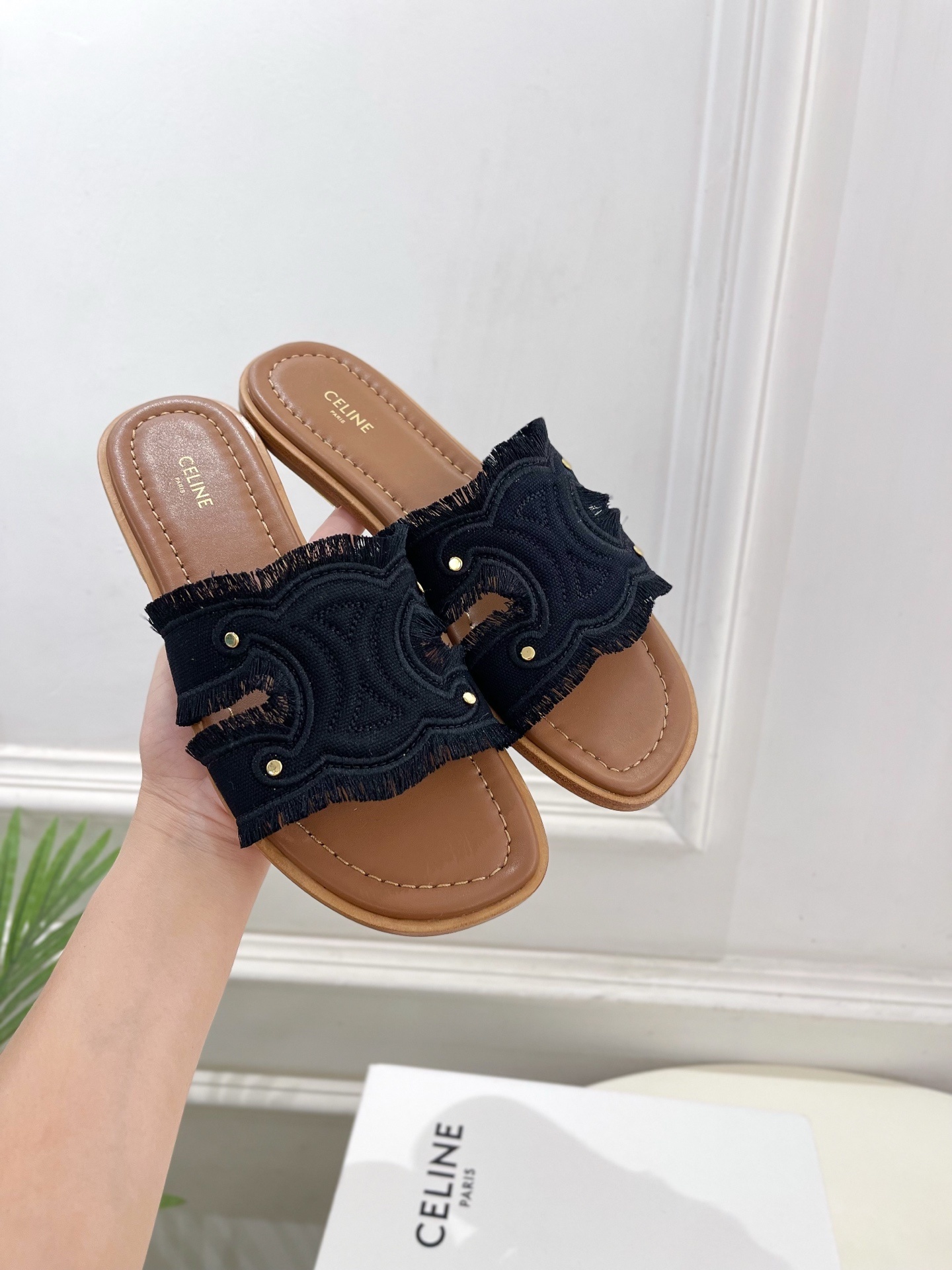 CELINE | 赛琳 25 𝐬𝐬
💛2025春夏最新爆款 MARINA凯旋门流苏拖鞋系列 上新