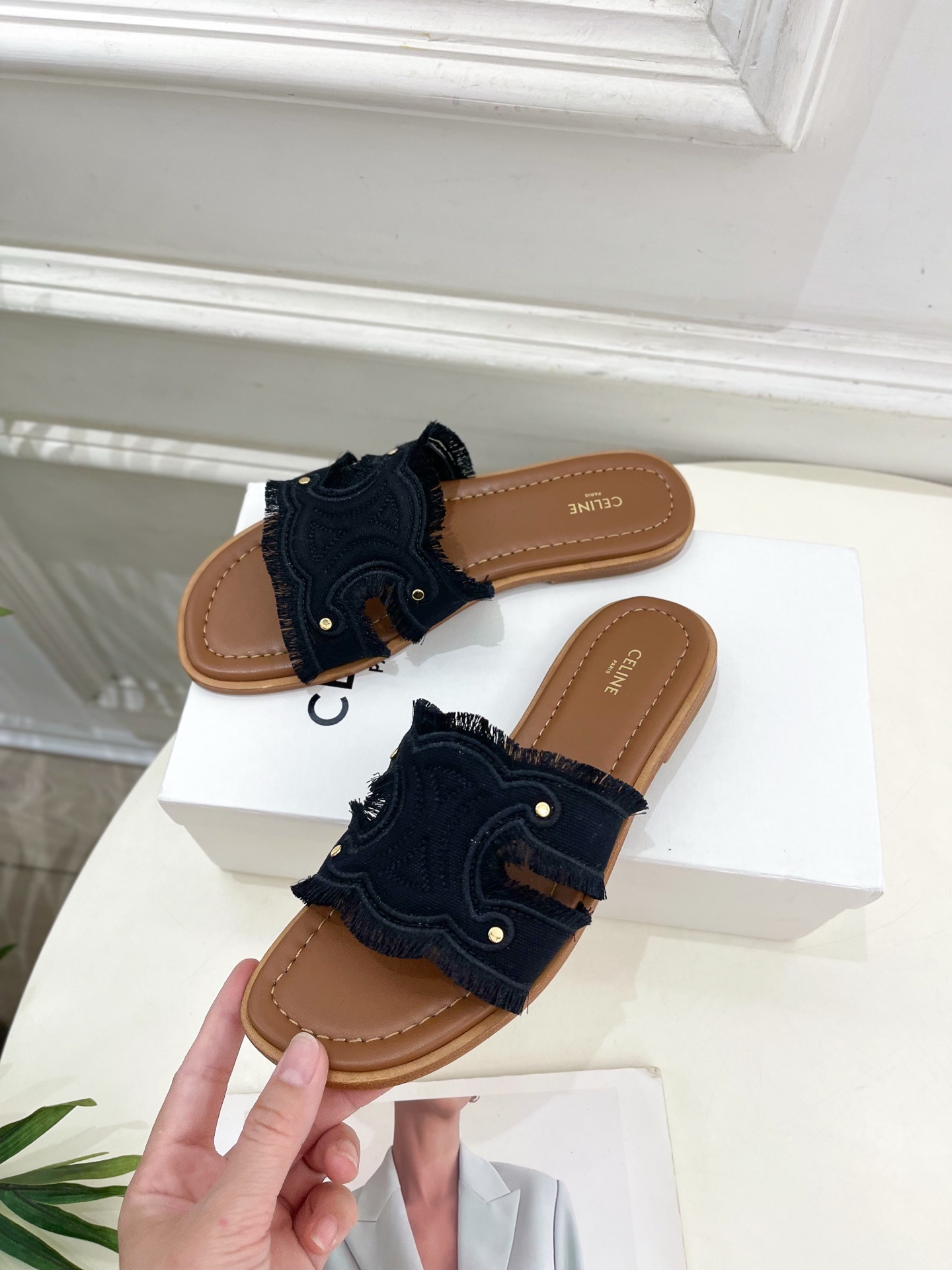CELINE | 赛琳 25 𝐬𝐬
💛2025春夏最新爆款 MARINA凯旋门流苏拖鞋系列 上新