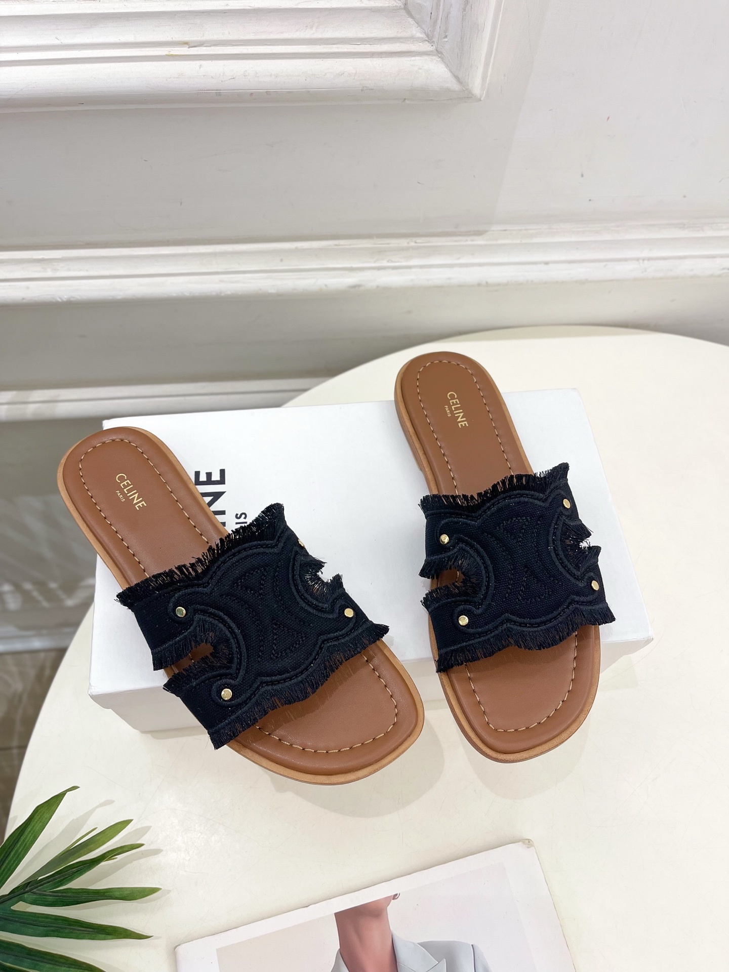 CELINE | 赛琳 25 𝐬𝐬
💛2025春夏最新爆款 MARINA凯旋门流苏拖鞋系列 上新