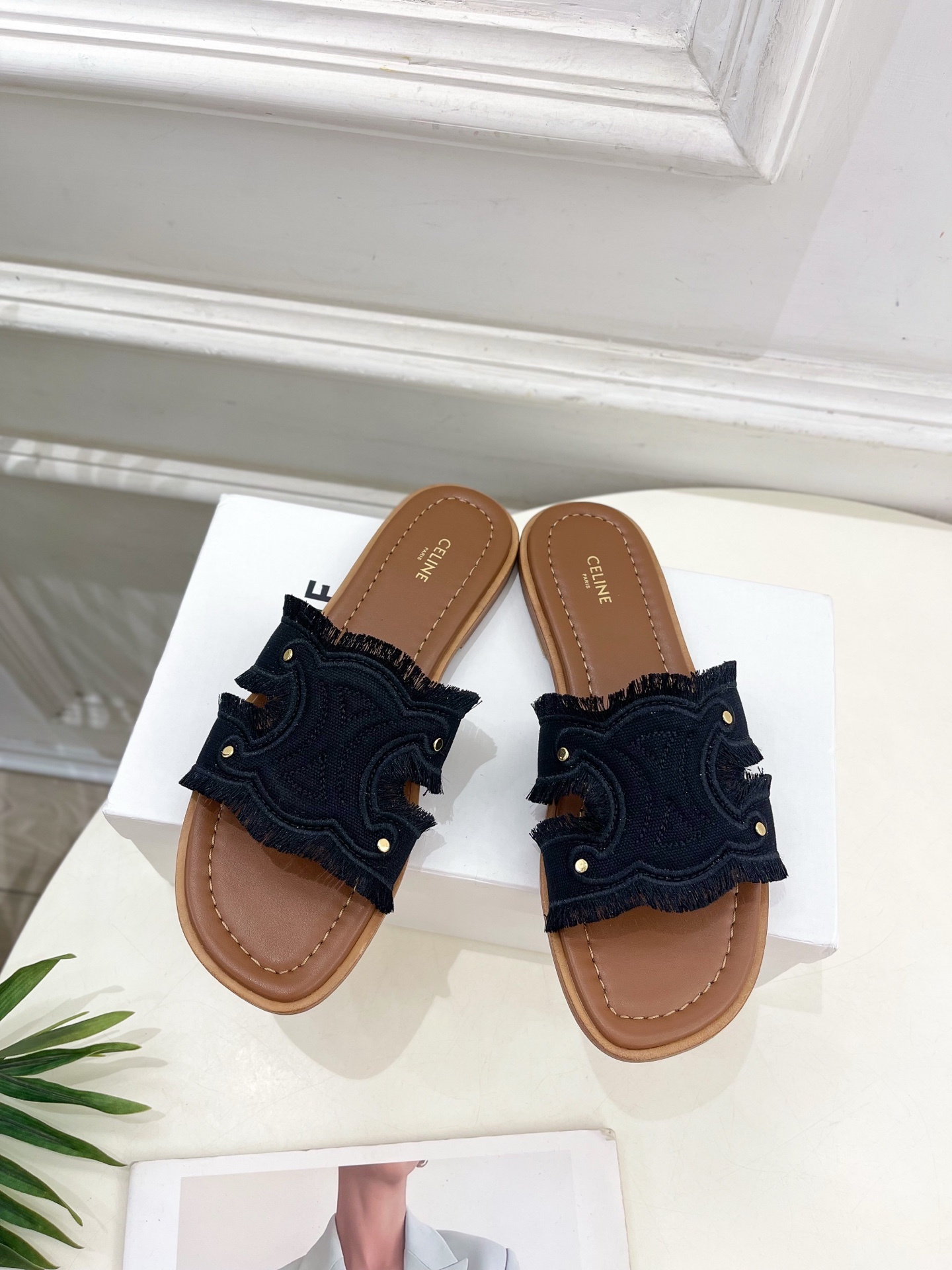 CELINE | 赛琳 25 𝐬𝐬
💛2025春夏最新爆款 MARINA凯旋门流苏拖鞋系列 上新