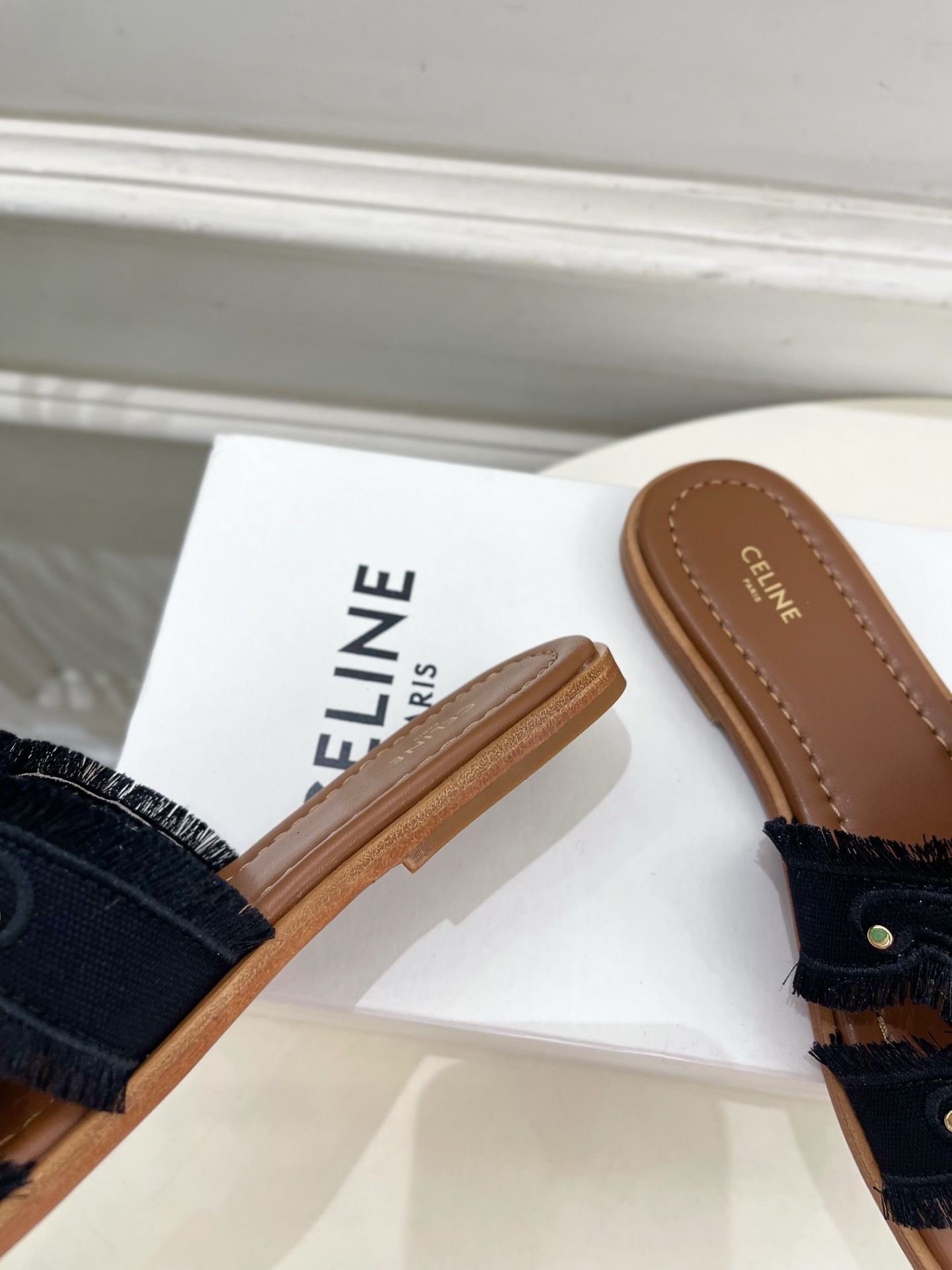 CELINE | 赛琳 25 𝐬𝐬
💛2025春夏最新爆款 MARINA凯旋门流苏拖鞋系列 上新
