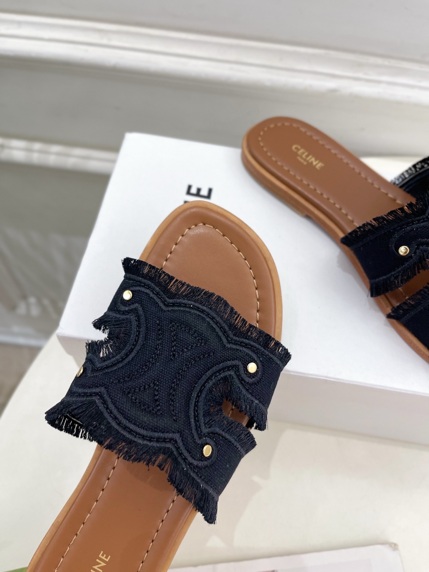 CELINE | 赛琳 25 𝐬𝐬
💛2025春夏最新爆款 MARINA凯旋门流苏拖鞋系列 上新