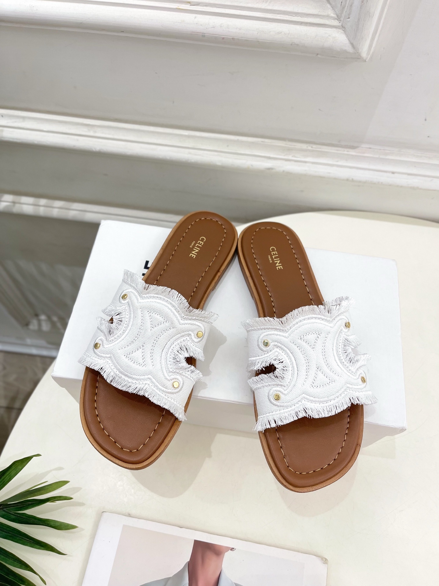 CELINE | 赛琳 25 𝐬𝐬
💛2025春夏最新爆款 MARINA凯旋门流苏拖鞋系列 上新