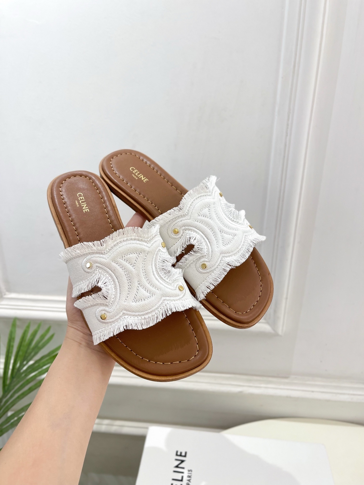 CELINE | 赛琳 25 𝐬𝐬
💛2025春夏最新爆款 MARINA凯旋门流苏拖鞋系列 上新