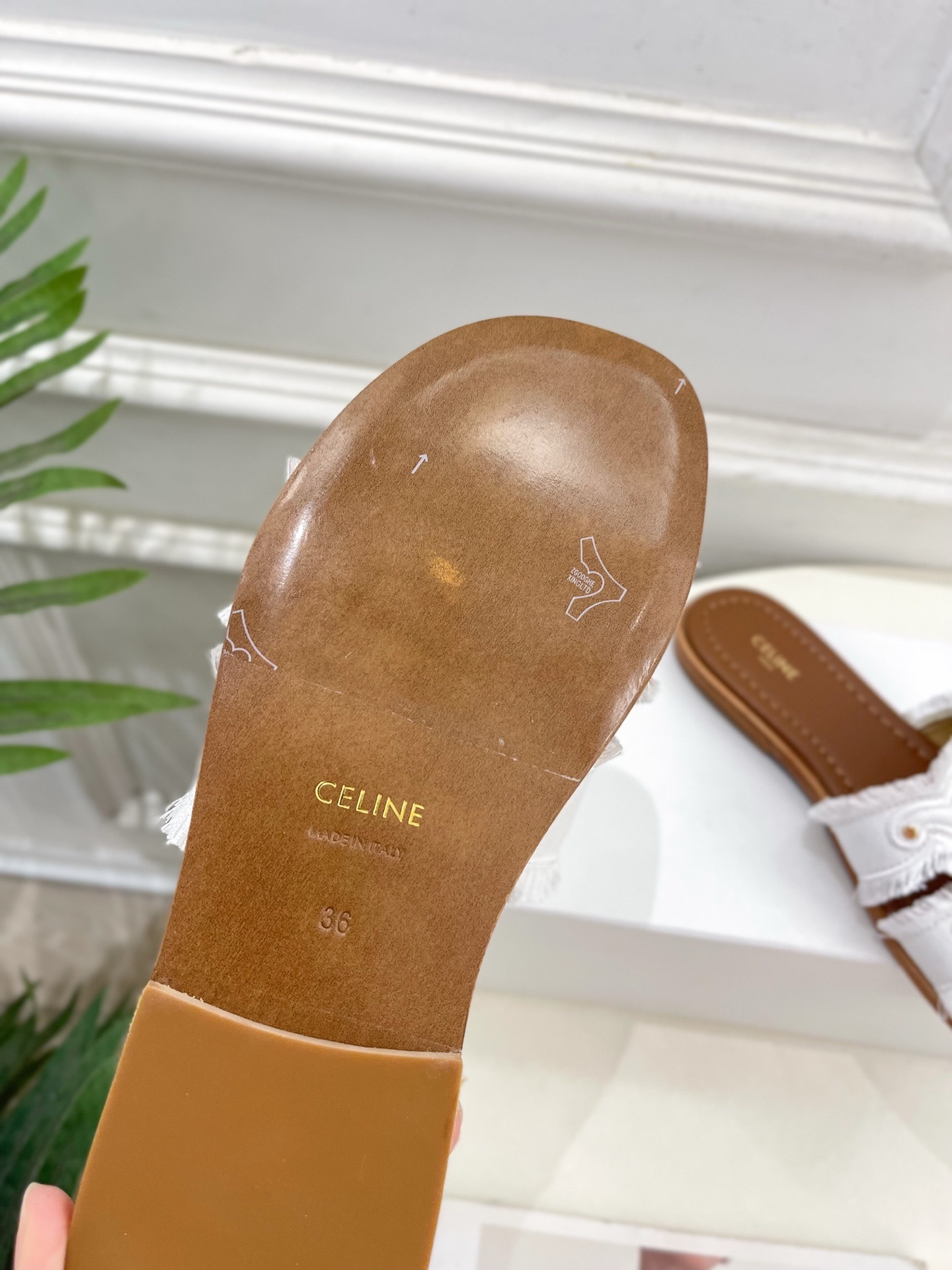 CELINE | 赛琳 25 𝐬𝐬
💛2025春夏最新爆款 MARINA凯旋门流苏拖鞋系列 上新