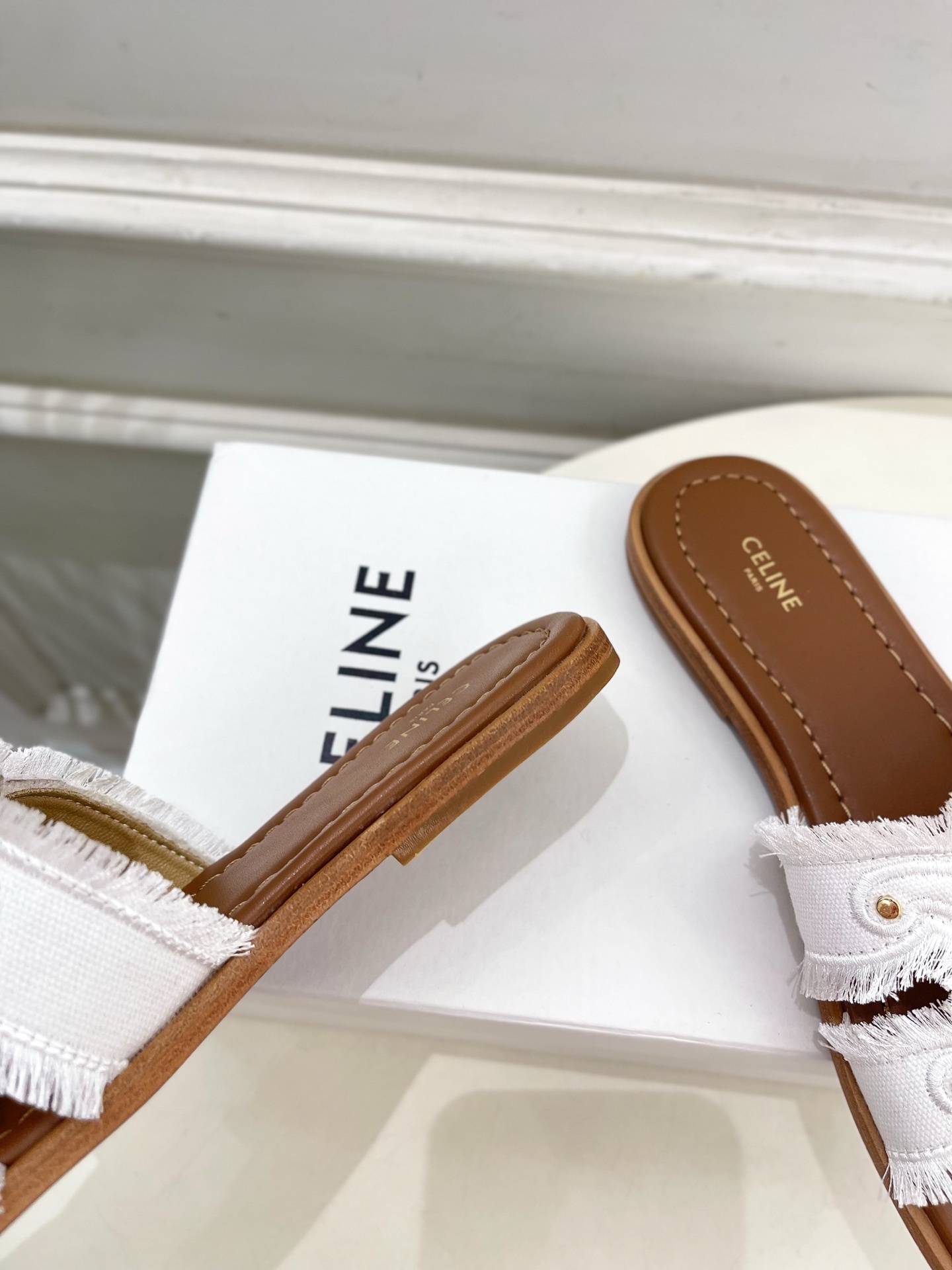 CELINE | 赛琳 25 𝐬𝐬
💛2025春夏最新爆款 MARINA凯旋门流苏拖鞋系列 上新