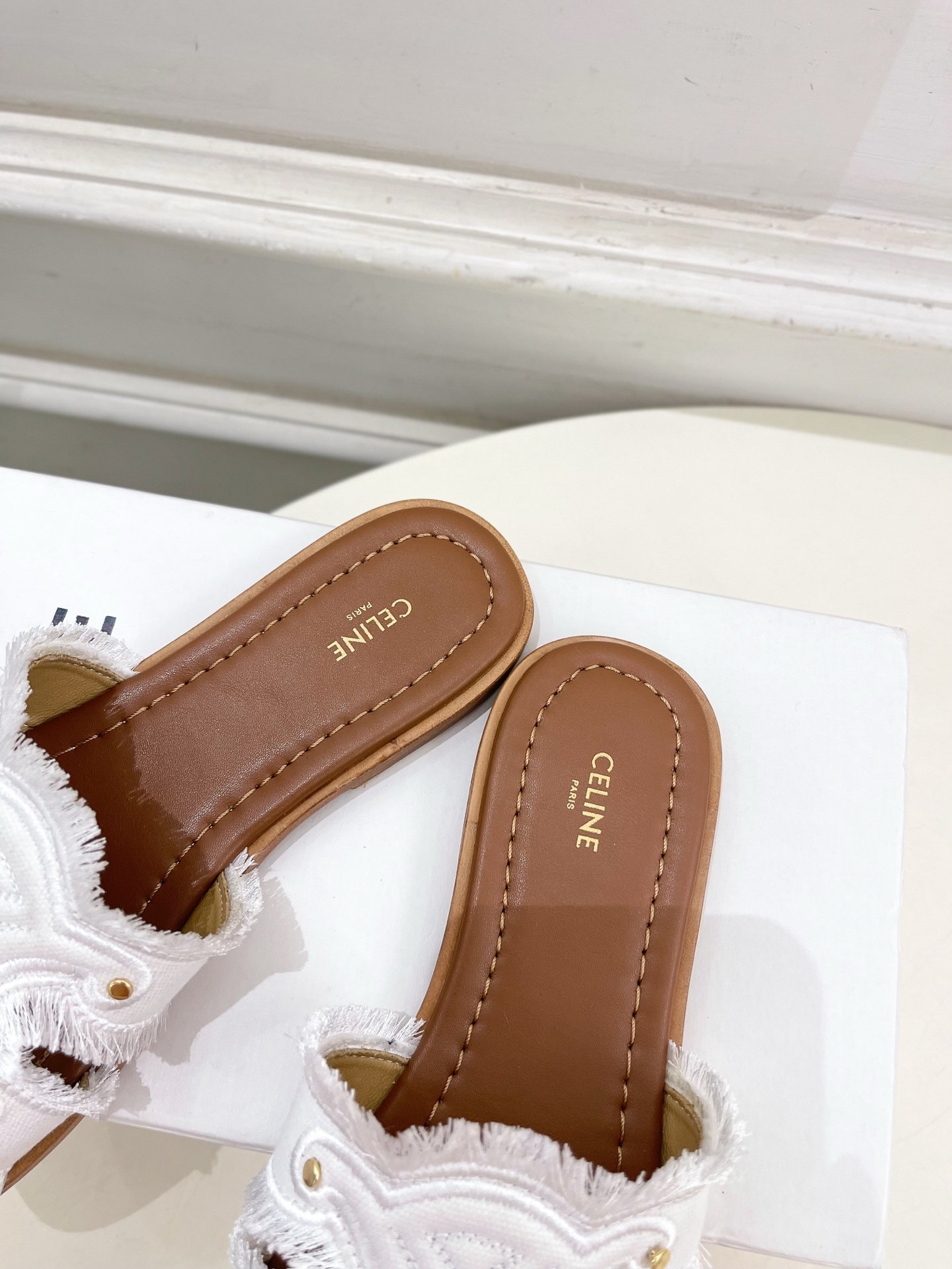 CELINE | 赛琳 25 𝐬𝐬
💛2025春夏最新爆款 MARINA凯旋门流苏拖鞋系列 上新