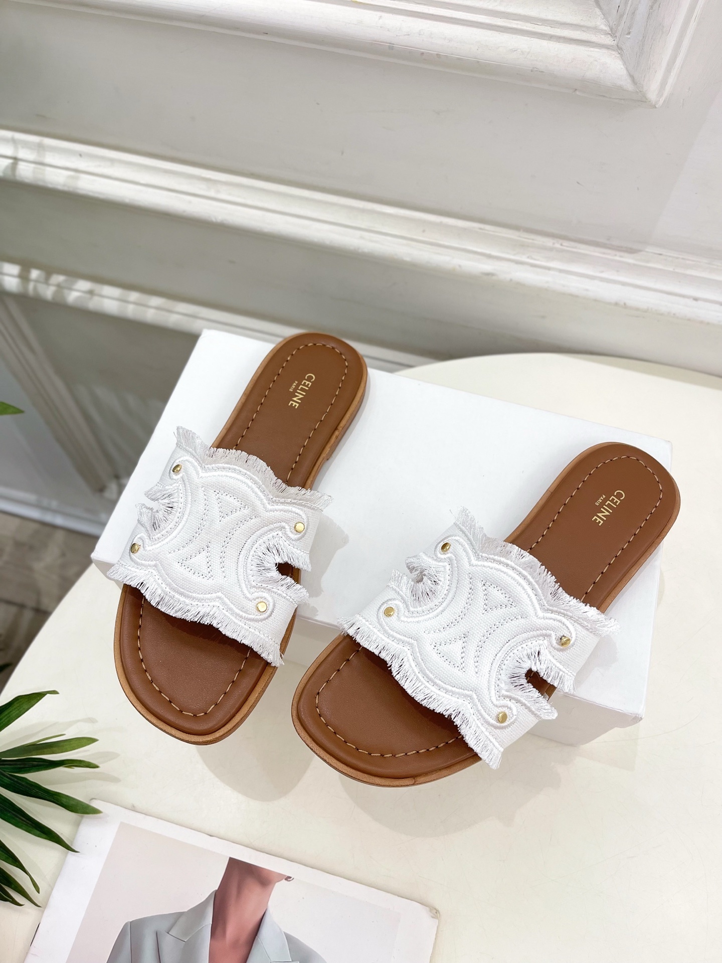CELINE | 赛琳 25 𝐬𝐬
💛2025春夏最新爆款 MARINA凯旋门流苏拖鞋系列 上新