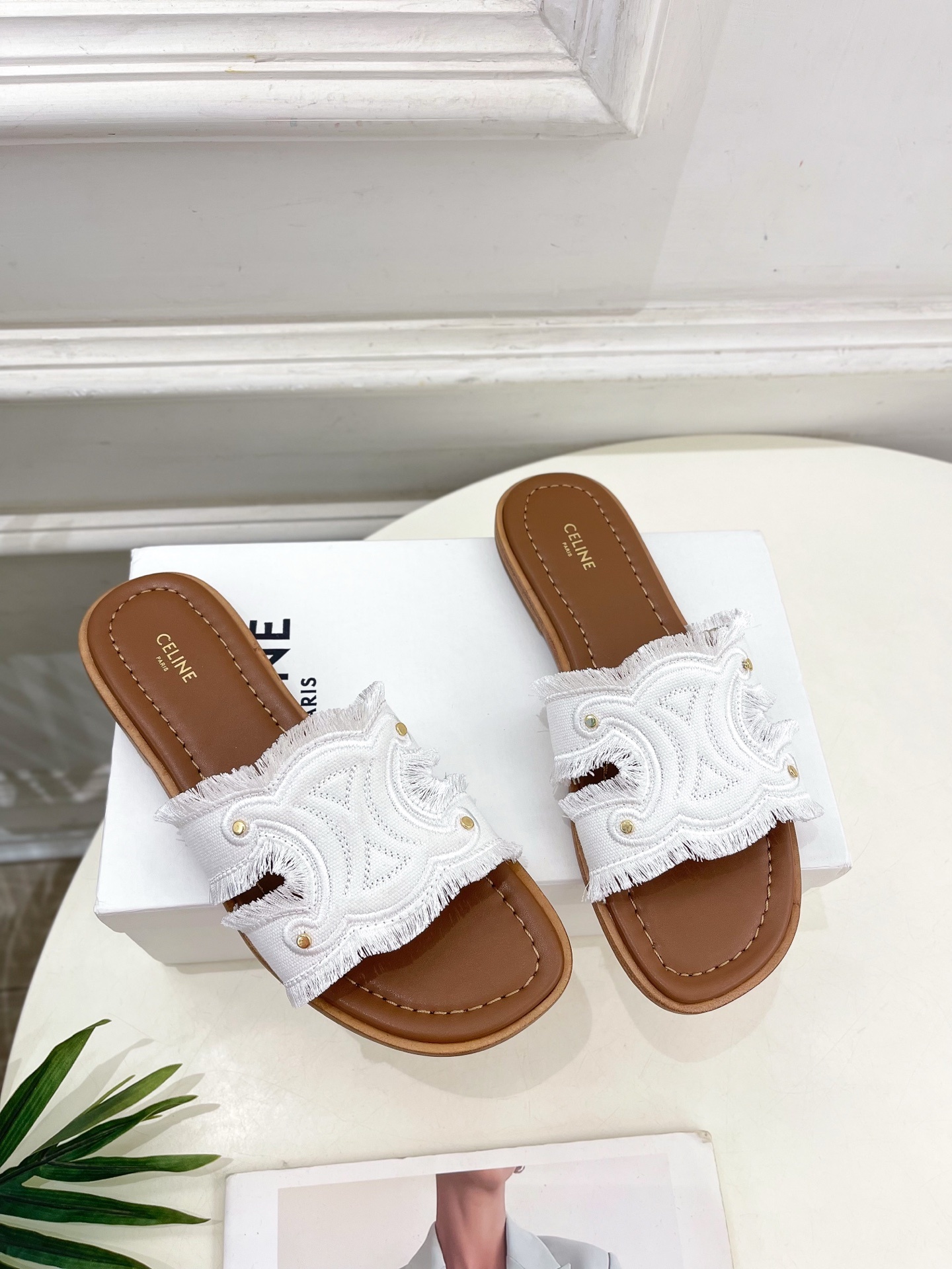 CELINE | 赛琳 25 𝐬𝐬
💛2025春夏最新爆款 MARINA凯旋门流苏拖鞋系列 上新
