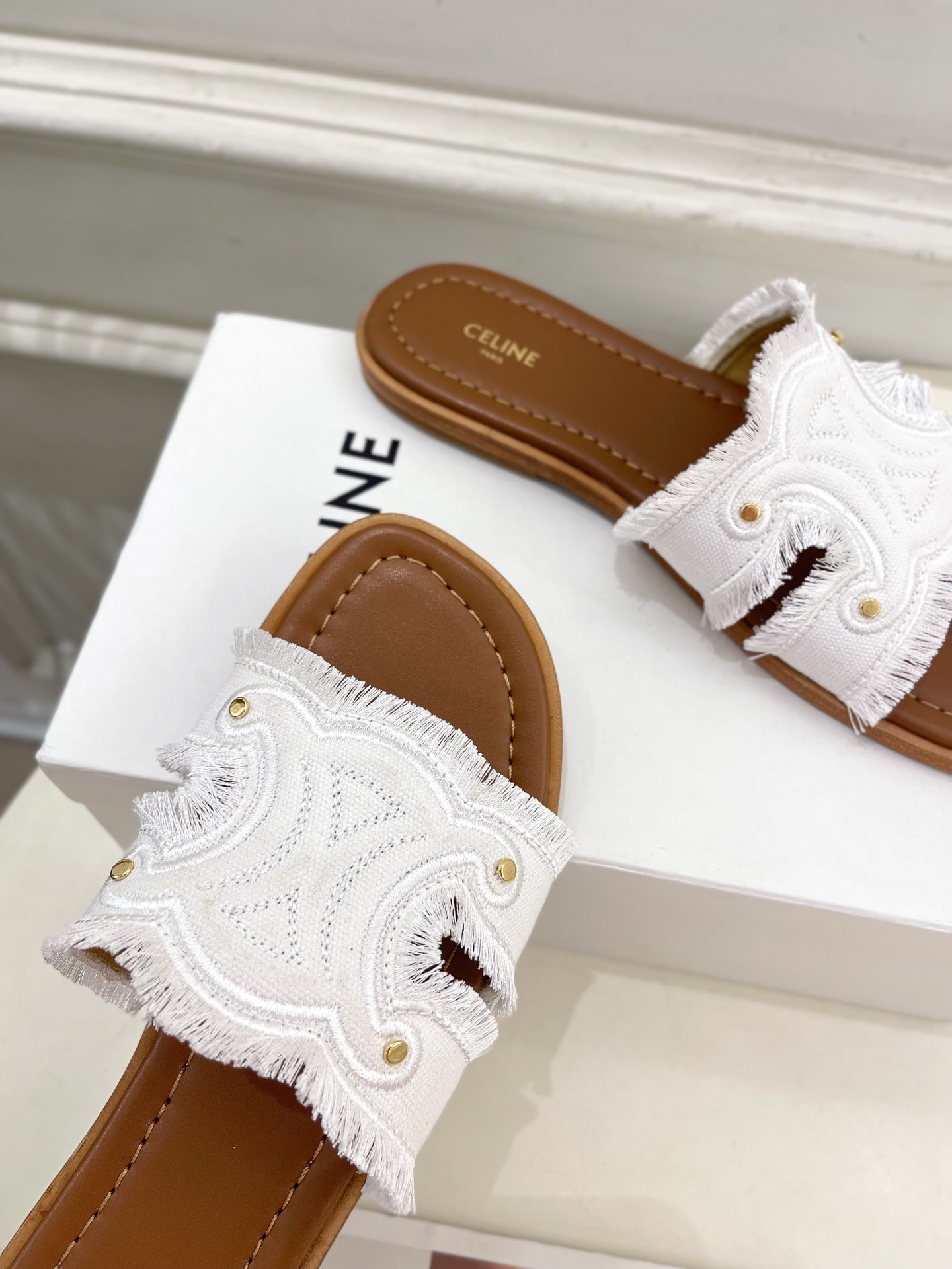 CELINE | 赛琳 25 𝐬𝐬
💛2025春夏最新爆款 MARINA凯旋门流苏拖鞋系列 上新