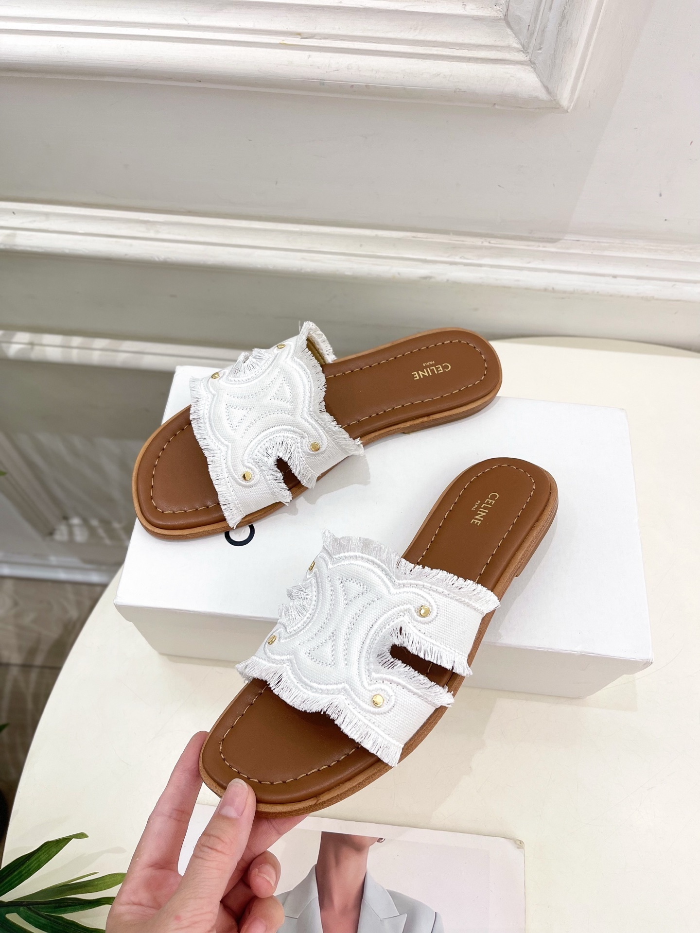 CELINE | 赛琳 25 𝐬𝐬
💛2025春夏最新爆款 MARINA凯旋门流苏拖鞋系列 上新