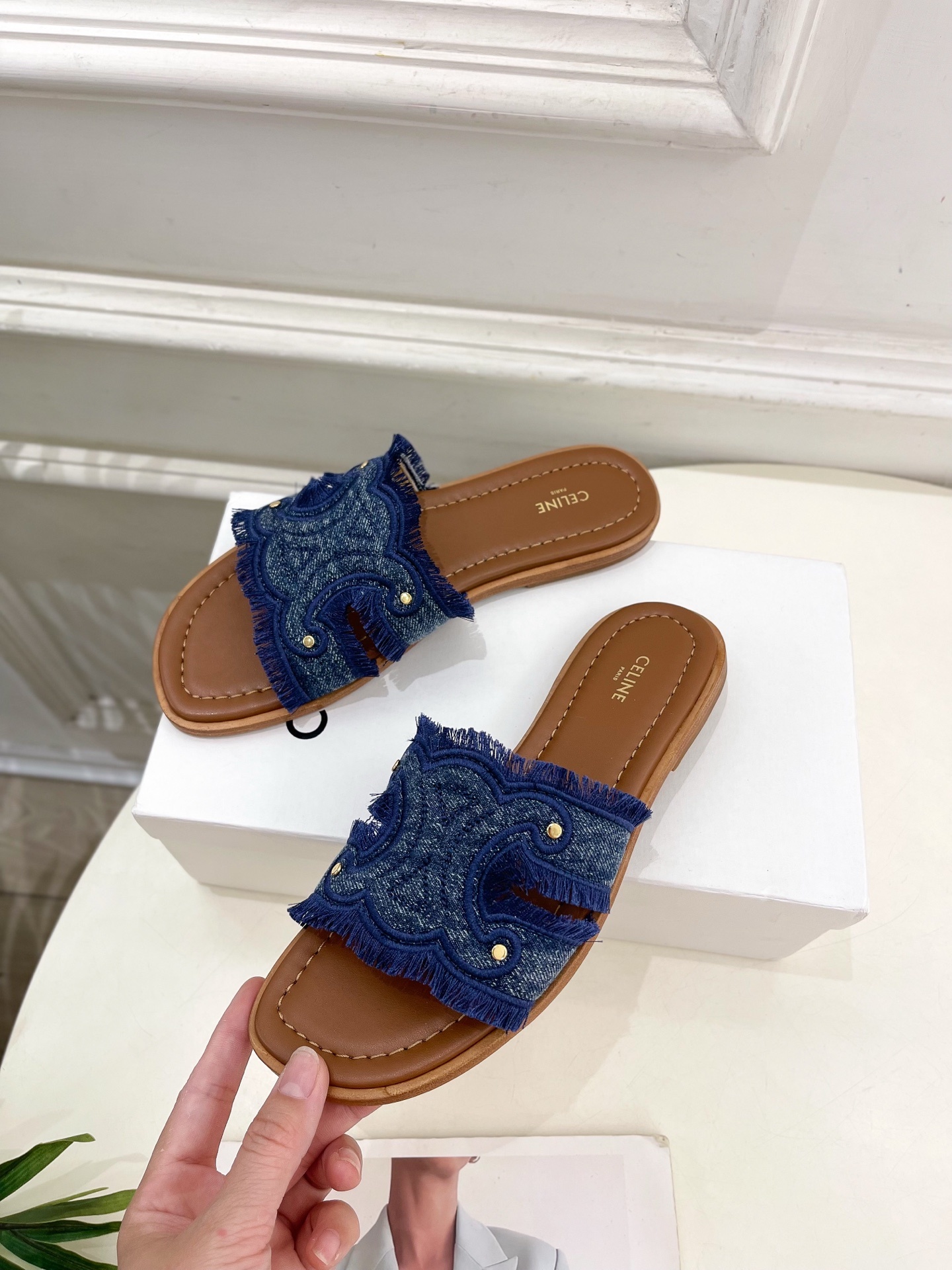 CELINE | 赛琳 25 𝐬𝐬
💛2025春夏最新爆款 MARINA凯旋门流苏拖鞋系列 上新