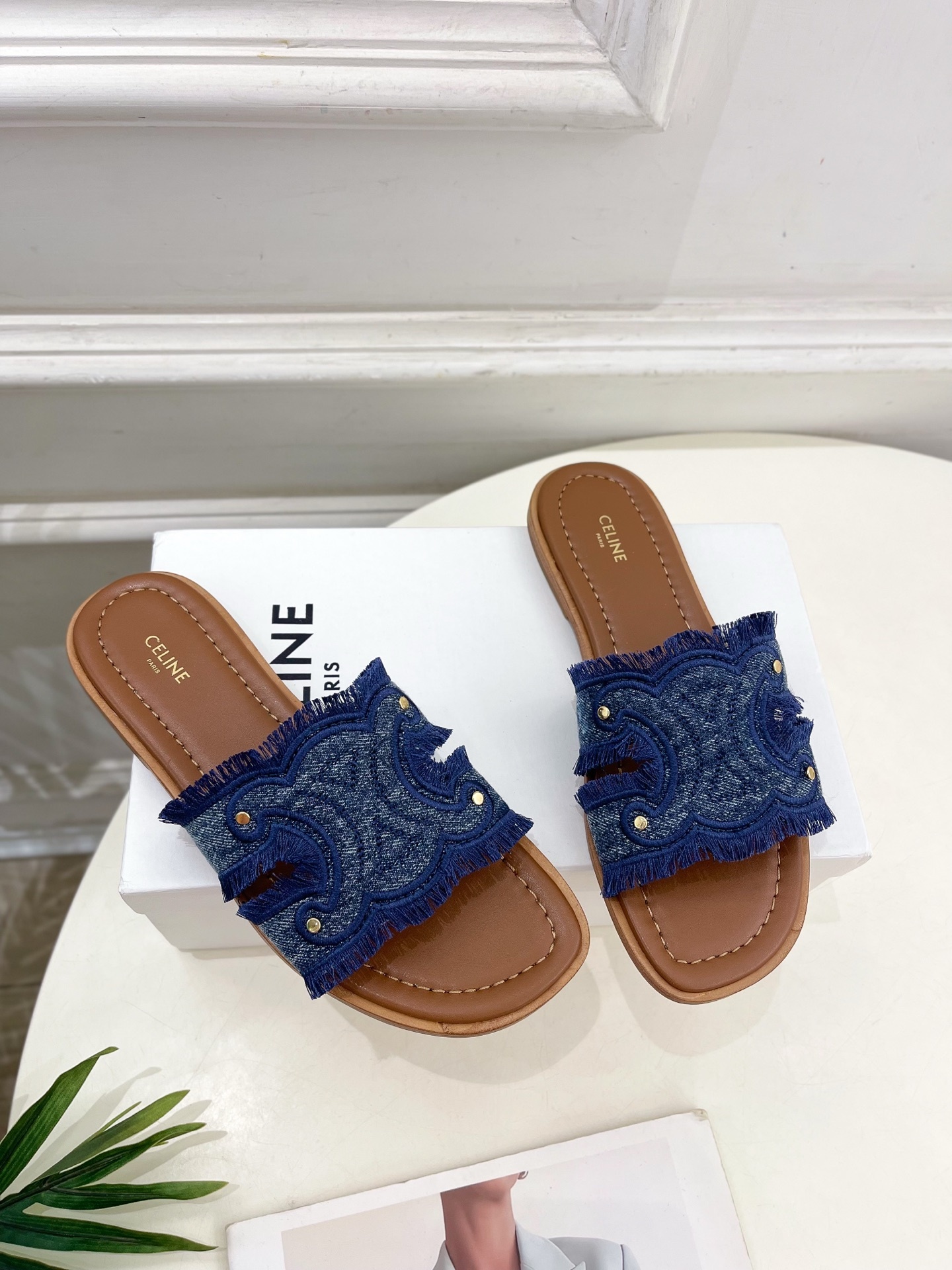 CELINE | 赛琳 25 𝐬𝐬
💛2025春夏最新爆款 MARINA凯旋门流苏拖鞋系列 上新