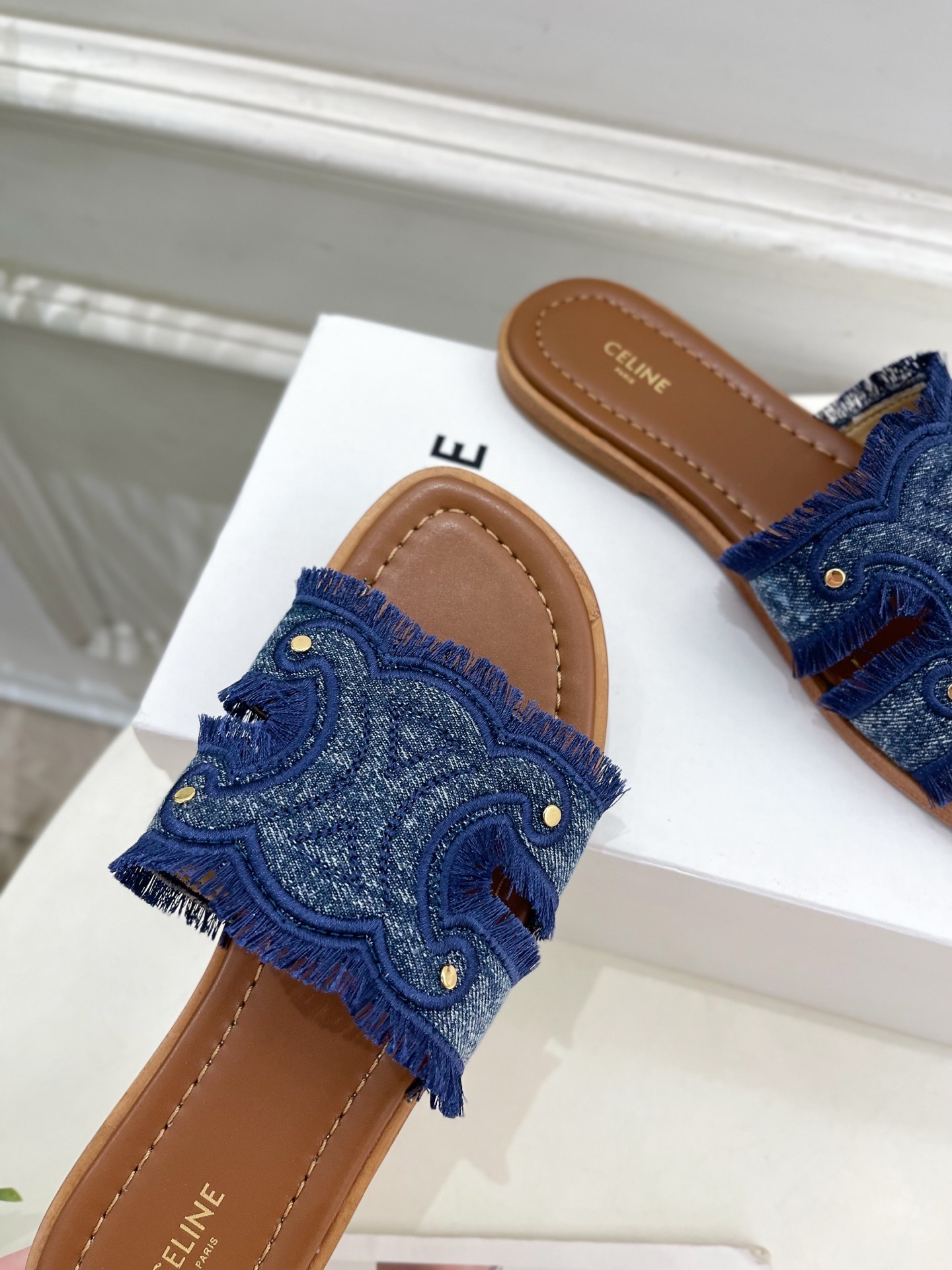 CELINE | 赛琳 25 𝐬𝐬
💛2025春夏最新爆款 MARINA凯旋门流苏拖鞋系列 上新