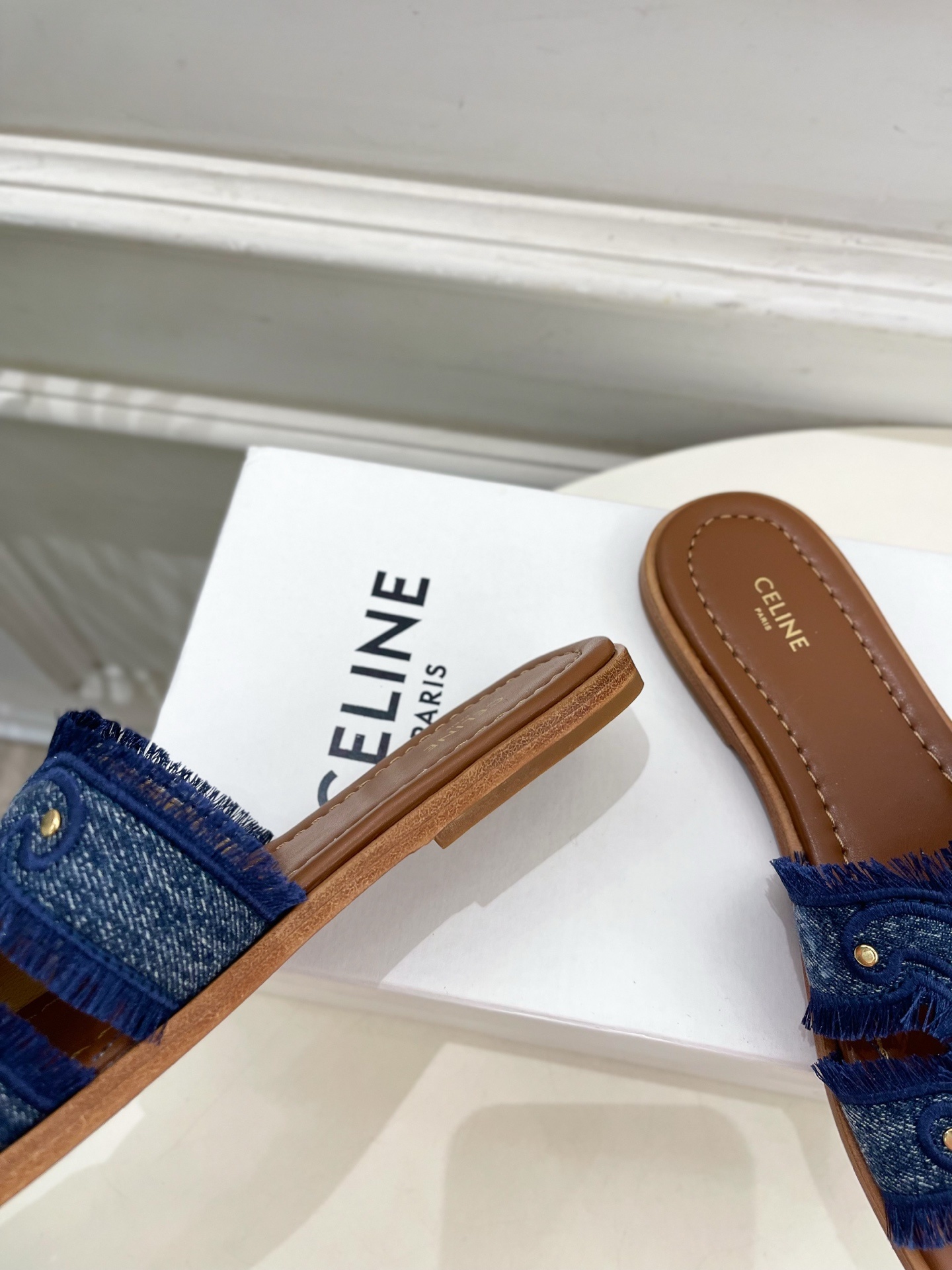 CELINE | 赛琳 25 𝐬𝐬
💛2025春夏最新爆款 MARINA凯旋门流苏拖鞋系列 上新