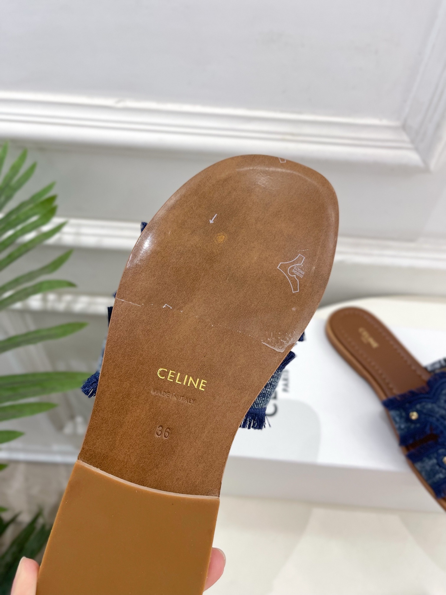 CELINE | 赛琳 25 𝐬𝐬
💛2025春夏最新爆款 MARINA凯旋门流苏拖鞋系列 上新