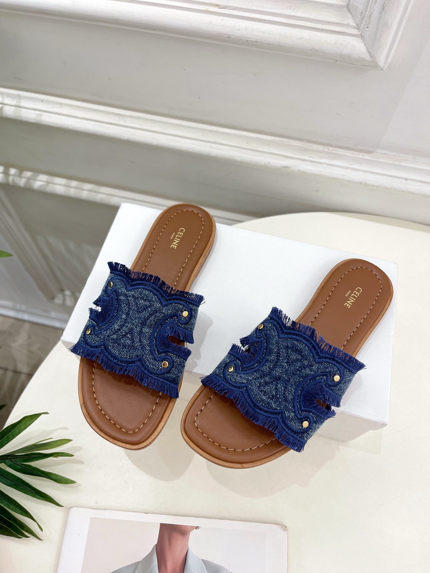 CELINE | 赛琳 25 𝐬𝐬
💛2025春夏最新爆款 MARINA凯旋门流苏拖鞋系列 上新