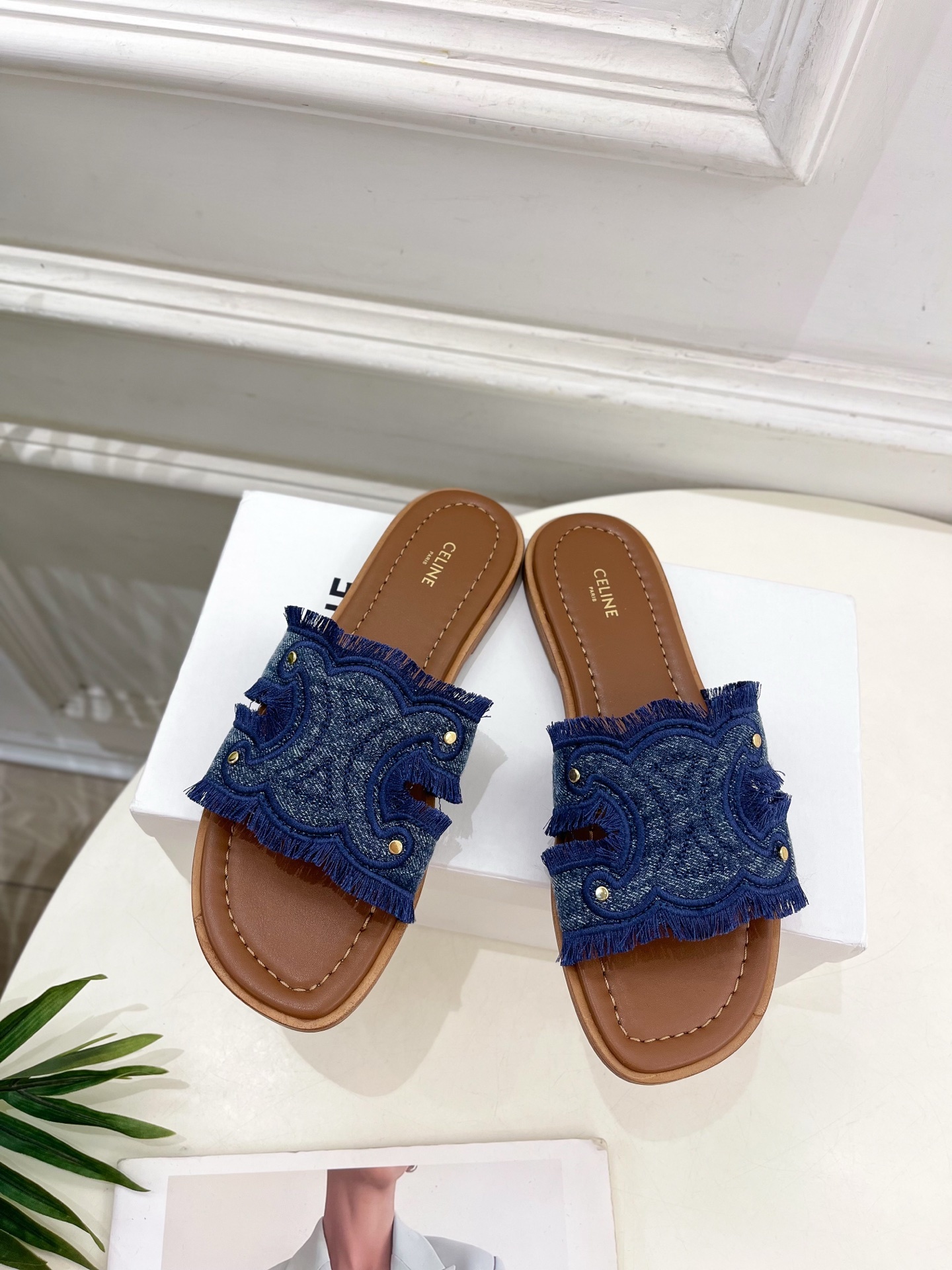 CELINE | 赛琳 25 𝐬𝐬
💛2025春夏最新爆款 MARINA凯旋门流苏拖鞋系列 上新