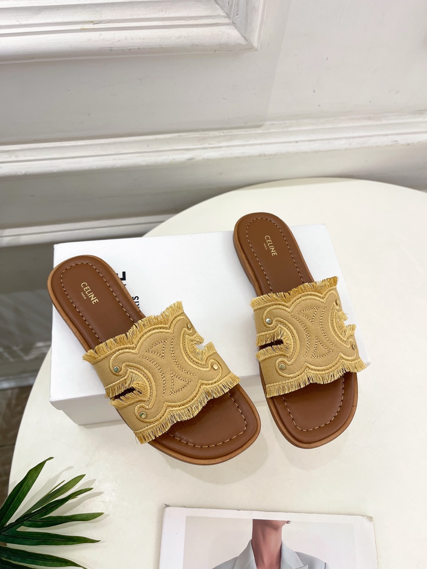 CELINE | 赛琳 25 𝐬𝐬
💛2025春夏最新爆款 MARINA凯旋门流苏拖鞋系列 上新