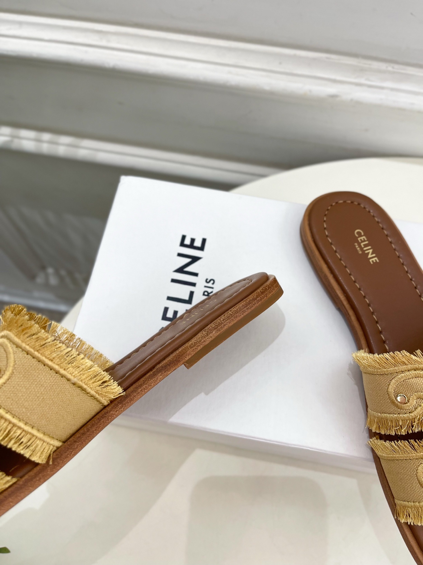 CELINE | 赛琳 25 𝐬𝐬
💛2025春夏最新爆款 MARINA凯旋门流苏拖鞋系列 上新