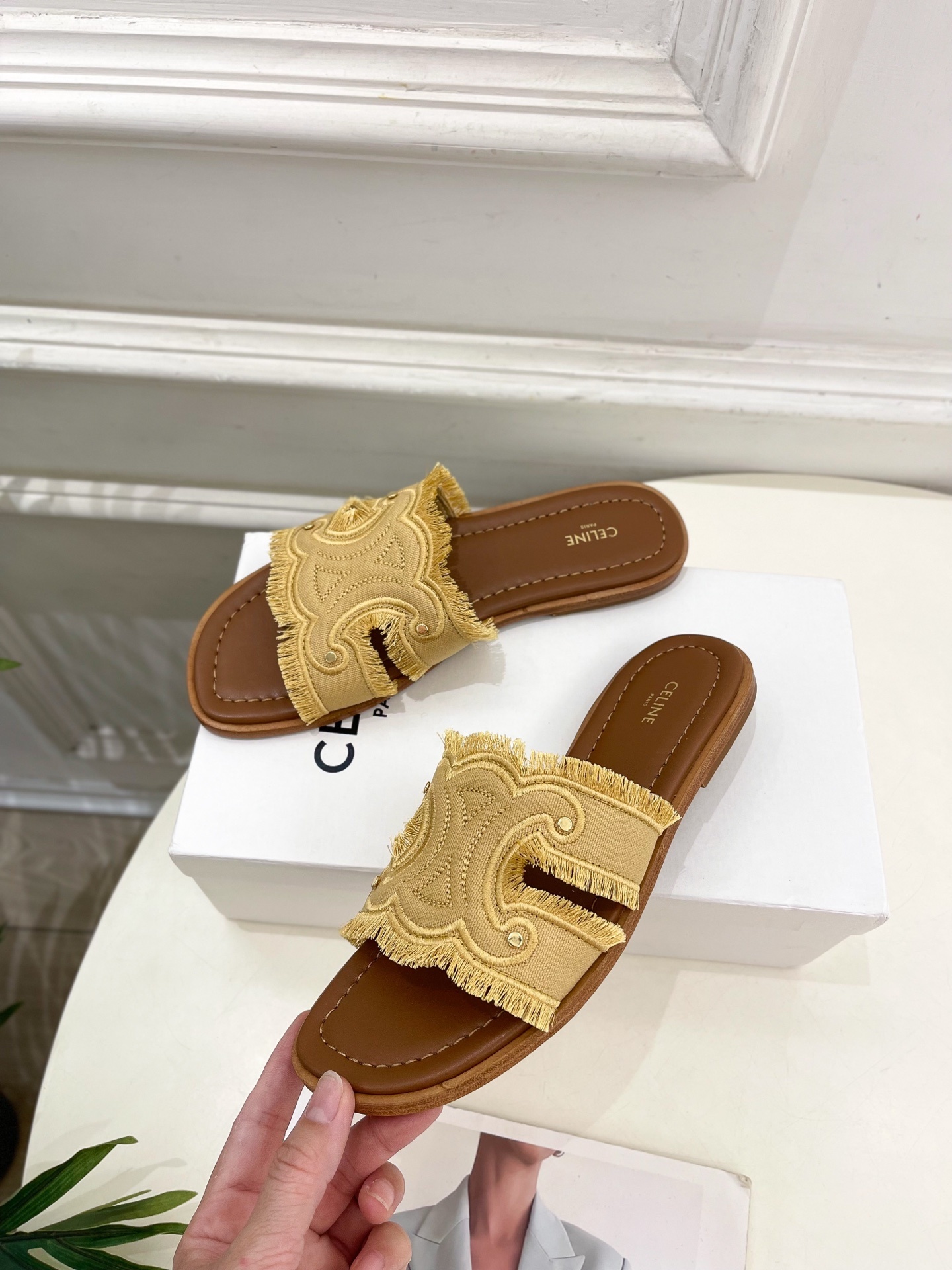 CELINE | 赛琳 25 𝐬𝐬
💛2025春夏最新爆款 MARINA凯旋门流苏拖鞋系列 上新