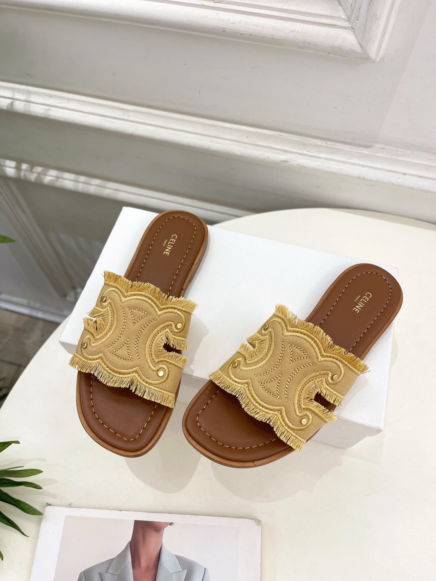 CELINE | 赛琳 25 𝐬𝐬
💛2025春夏最新爆款 MARINA凯旋门流苏拖鞋系列 上新