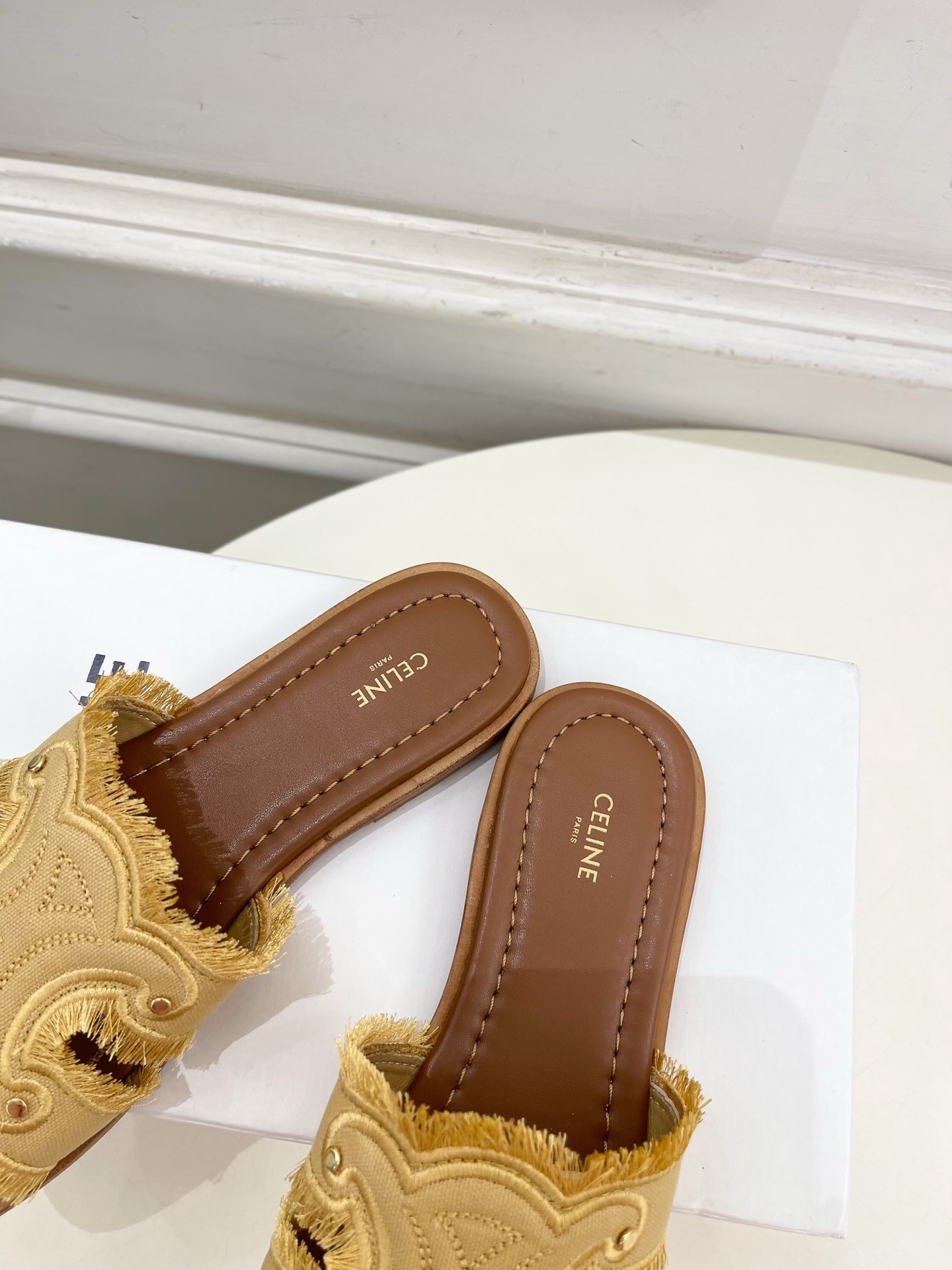 CELINE | 赛琳 25 𝐬𝐬
💛2025春夏最新爆款 MARINA凯旋门流苏拖鞋系列 上新