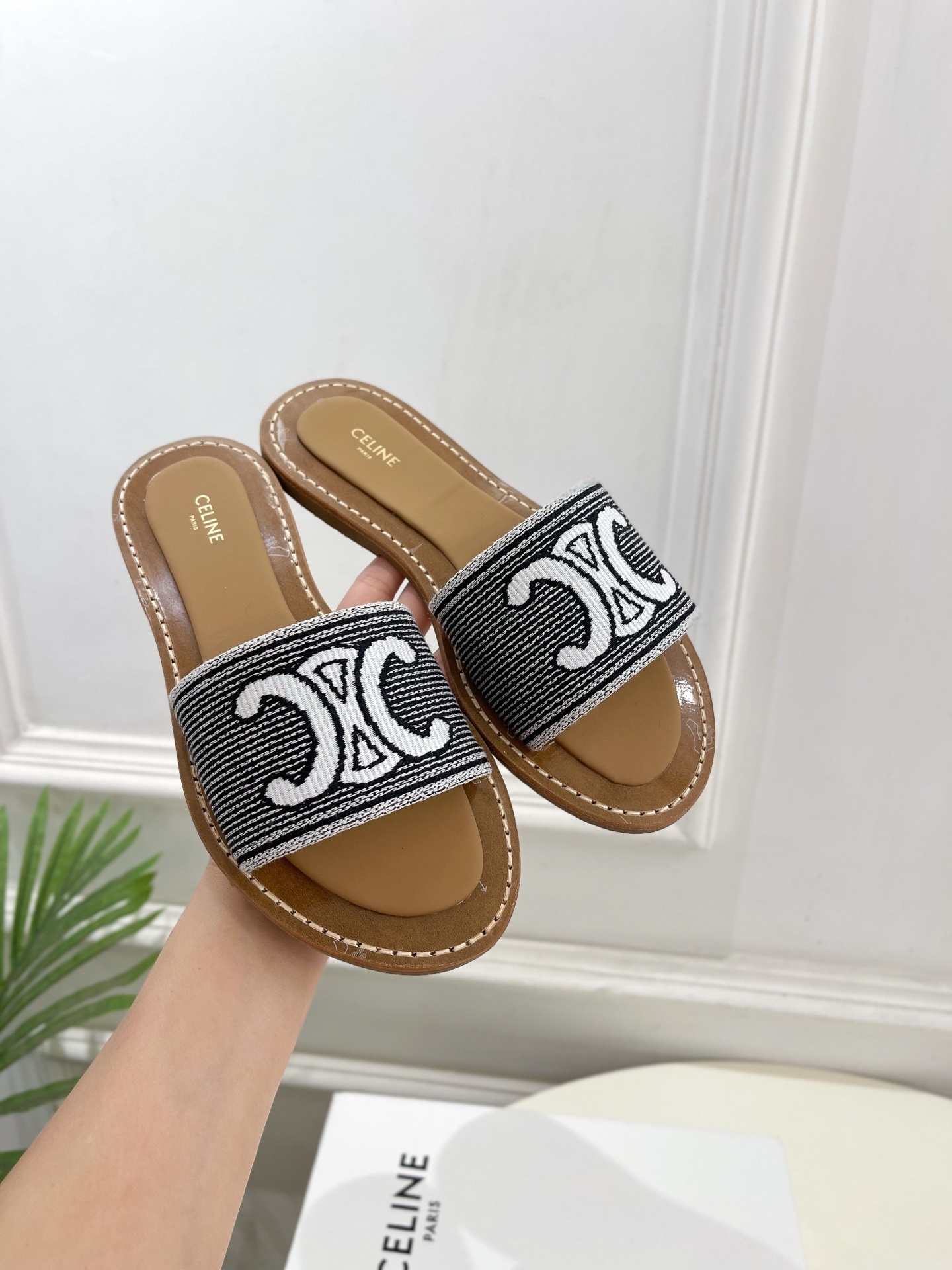 CELINE | 赛琳 25 𝐬𝐬
💛2025春夏最新爆款 LYMPIA TRIOMPNE凯旋门