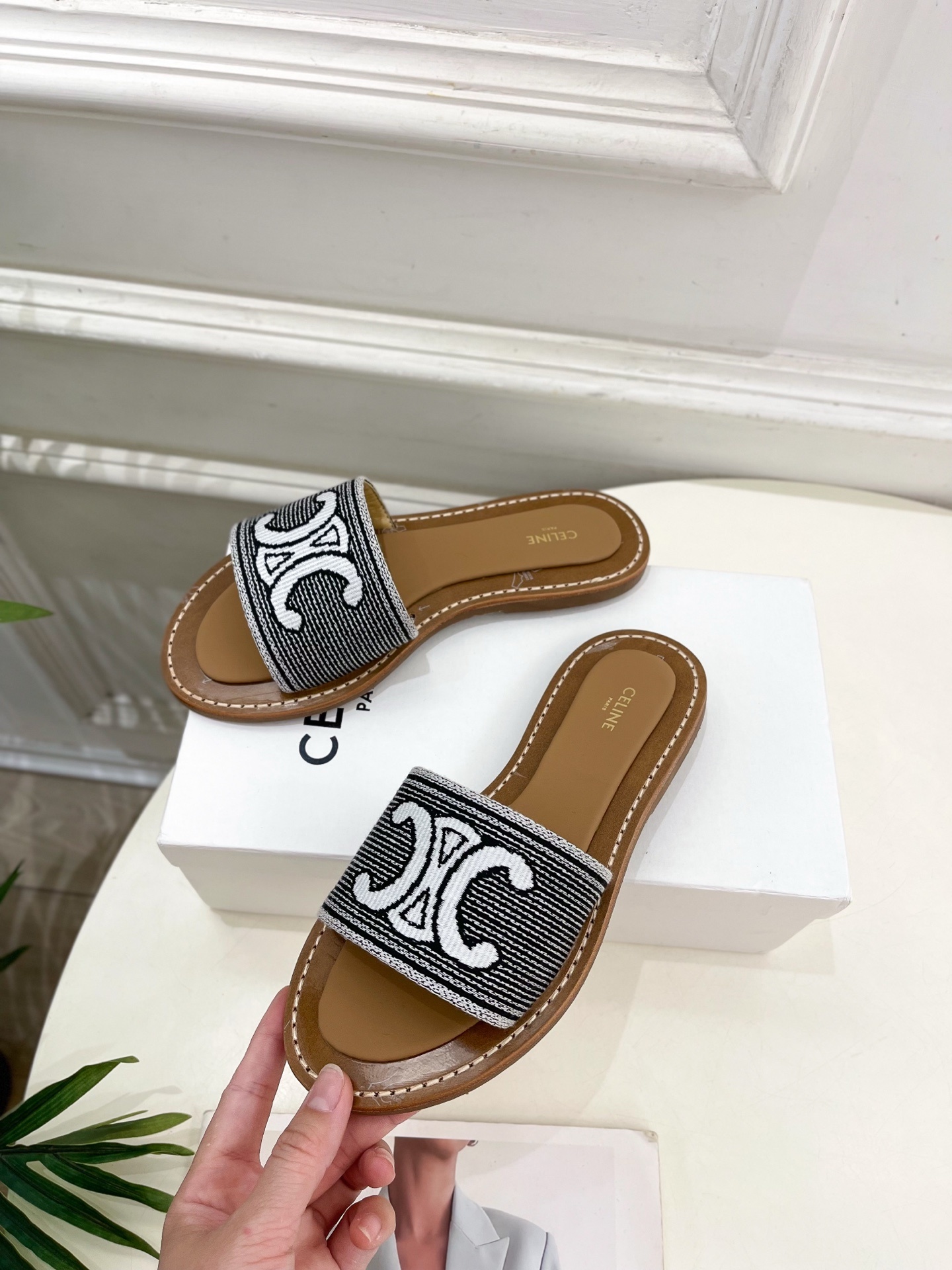 CELINE | 赛琳 25 𝐬𝐬
💛2025春夏最新爆款 LYMPIA TRIOMPNE凯旋门