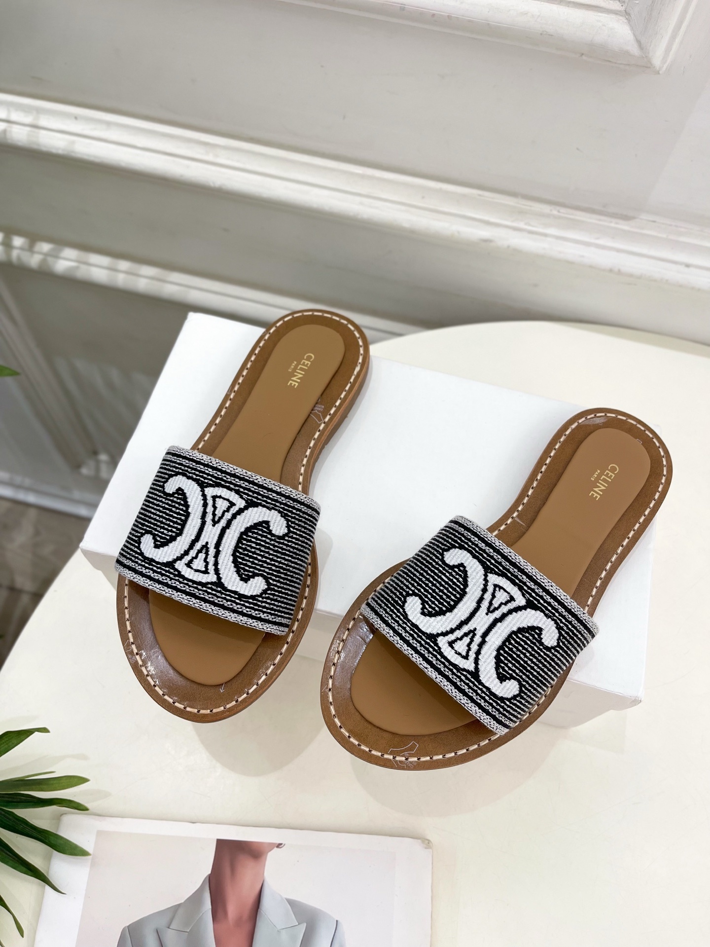 CELINE | 赛琳 25 𝐬𝐬
💛2025春夏最新爆款 LYMPIA TRIOMPNE凯旋门