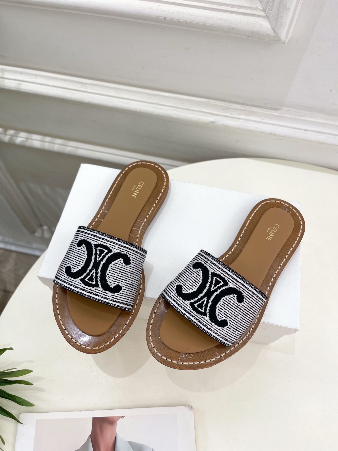 CELINE | 赛琳 25 𝐬𝐬
💛2025春夏最新爆款 LYMPIA TRIOMPNE凯旋门