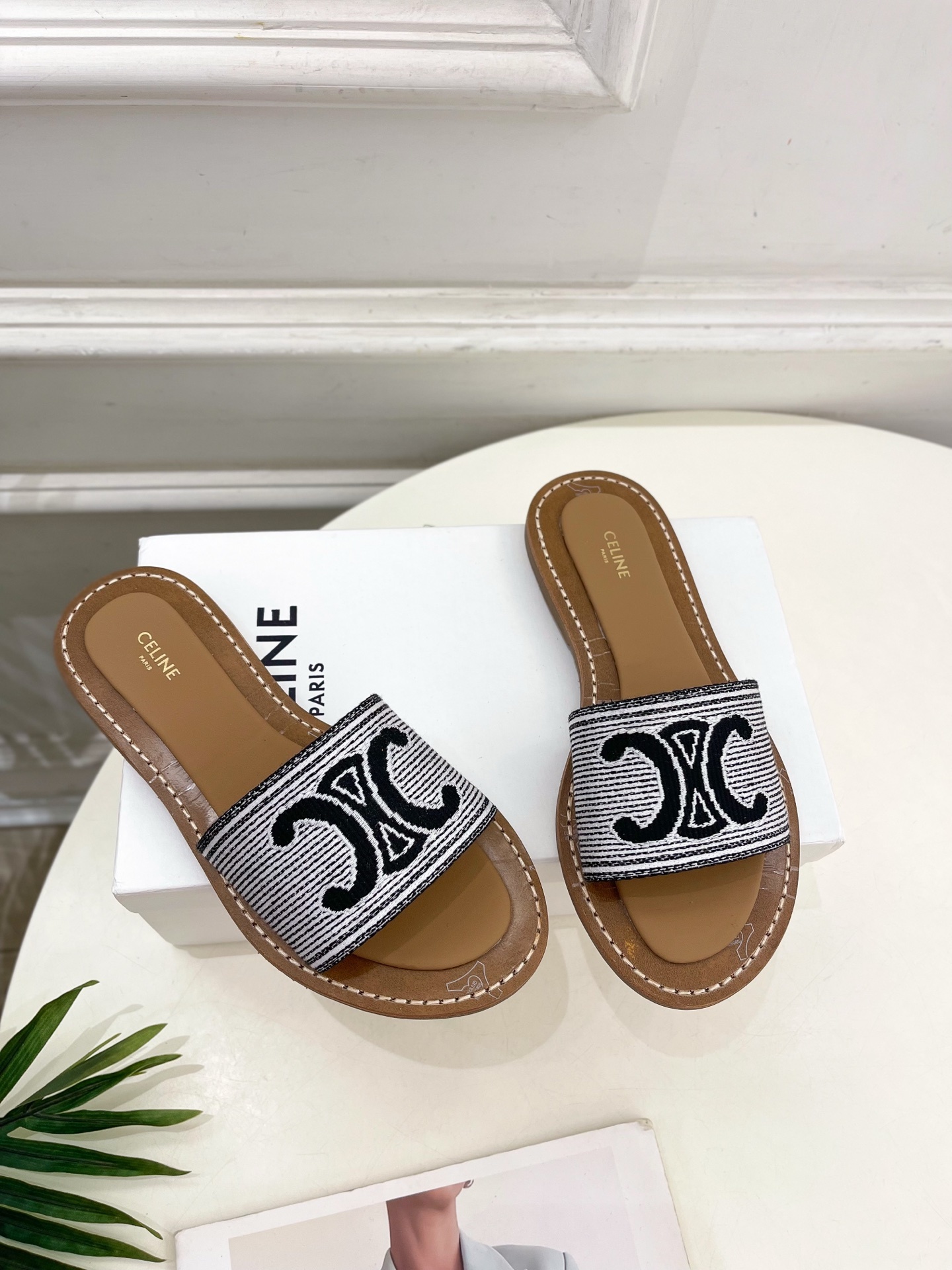 CELINE | 赛琳 25 𝐬𝐬
💛2025春夏最新爆款 LYMPIA TRIOMPNE凯旋门