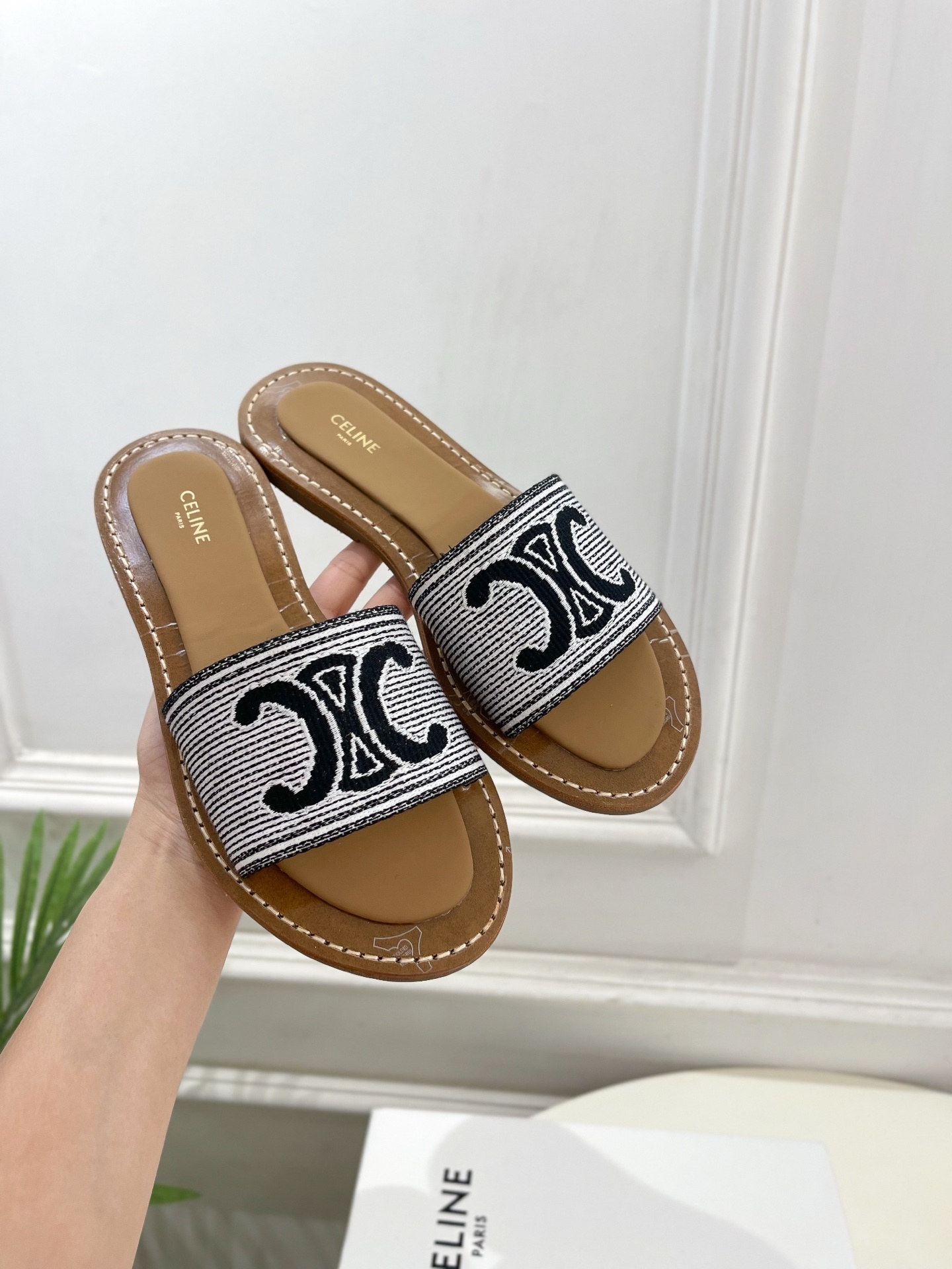 CELINE | 赛琳 25 𝐬𝐬
💛2025春夏最新爆款 LYMPIA TRIOMPNE凯旋门