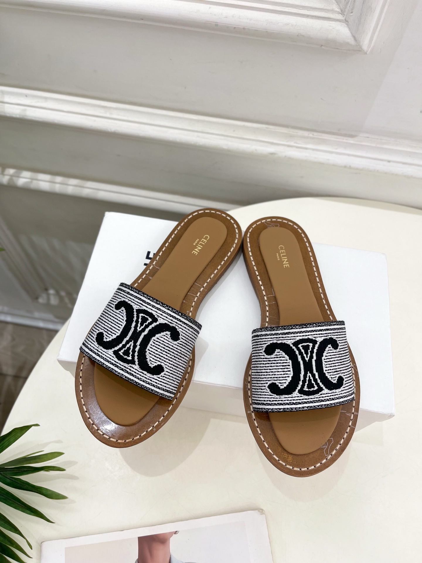 CELINE | 赛琳 25 𝐬𝐬
💛2025春夏最新爆款 LYMPIA TRIOMPNE凯旋门