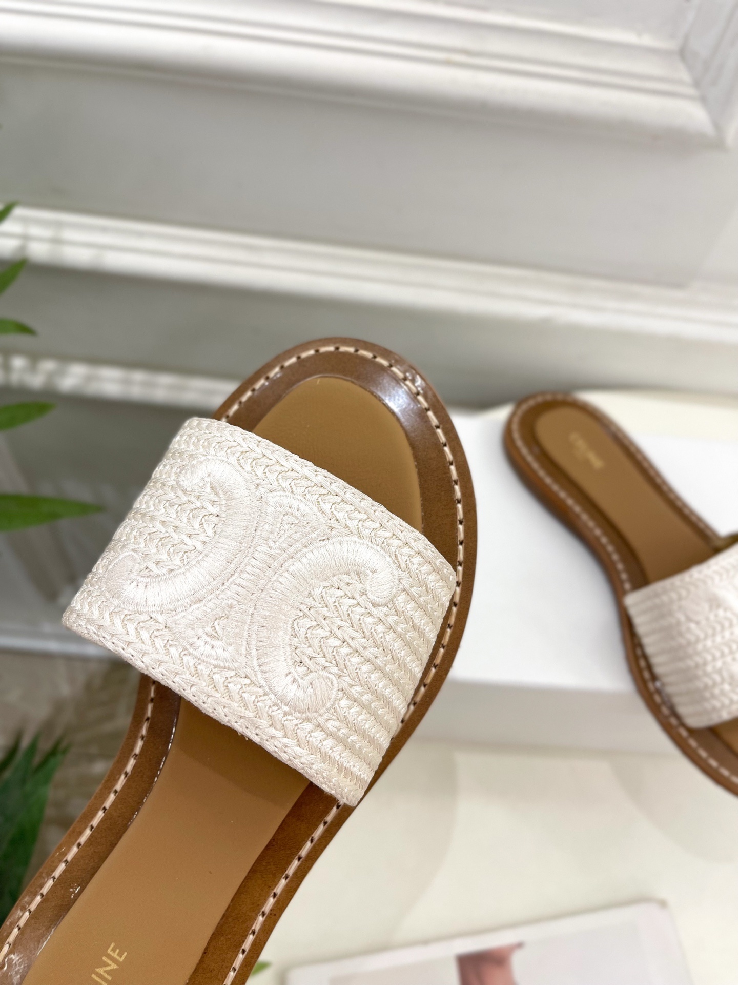 CELINE | 赛琳 25 𝐬𝐬
💛2025春夏最新爆款 LYMPIA凯旋门刺绣拖鞋 系列 上