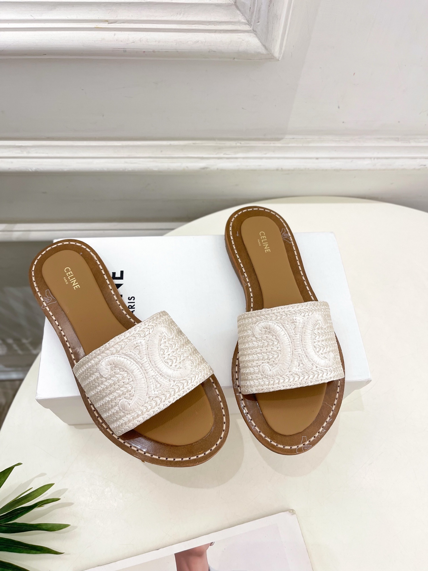 CELINE | 赛琳 25 𝐬𝐬
💛2025春夏最新爆款 LYMPIA凯旋门刺绣拖鞋 系列 上