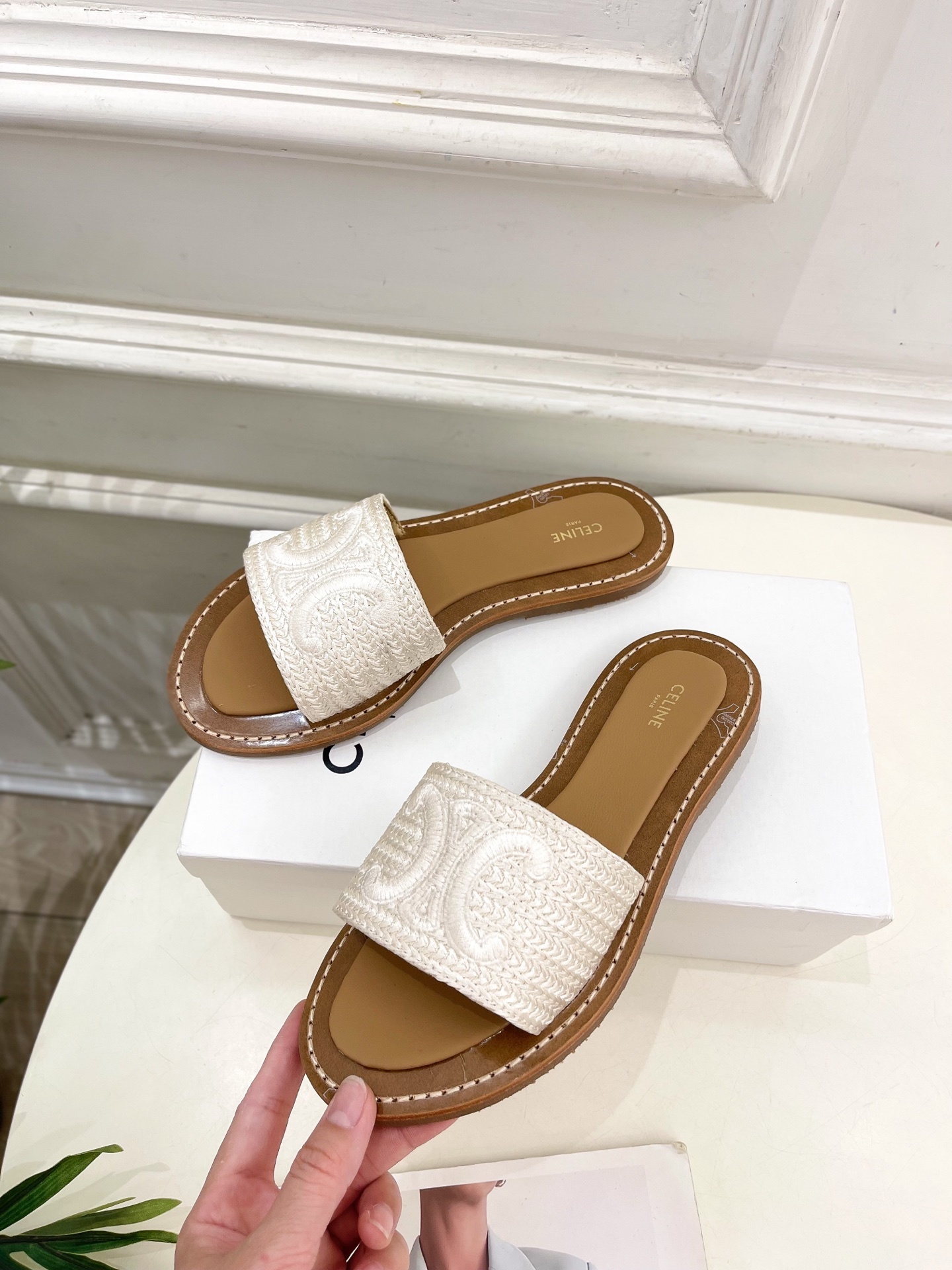 CELINE | 赛琳 25 𝐬𝐬
💛2025春夏最新爆款 LYMPIA凯旋门刺绣拖鞋 系列 上