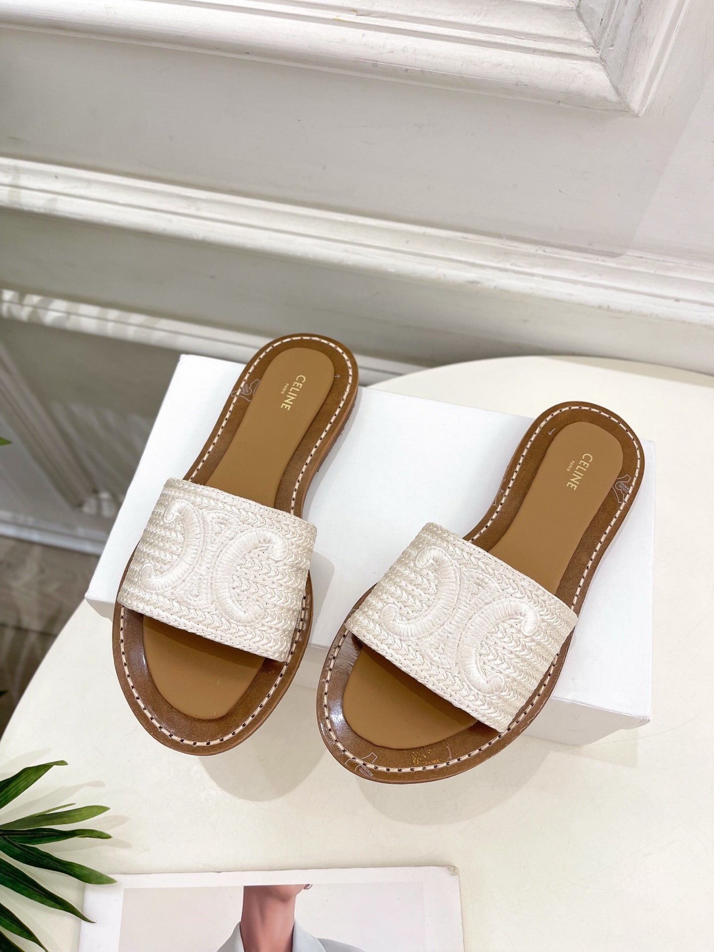 CELINE | 赛琳 25 𝐬𝐬
💛2025春夏最新爆款 LYMPIA凯旋门刺绣拖鞋 系列 上