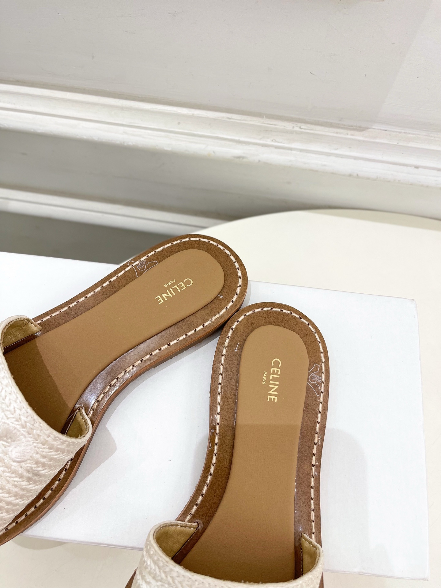 CELINE | 赛琳 25 𝐬𝐬
💛2025春夏最新爆款 LYMPIA凯旋门刺绣拖鞋 系列 上