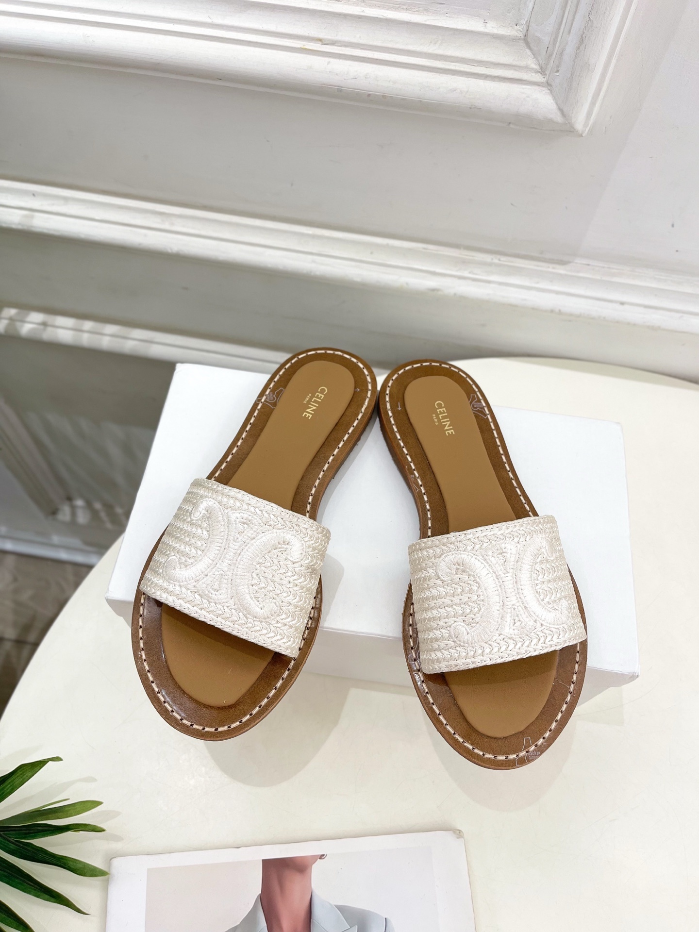 CELINE | 赛琳 25 𝐬𝐬
💛2025春夏最新爆款 LYMPIA凯旋门刺绣拖鞋 系列 上