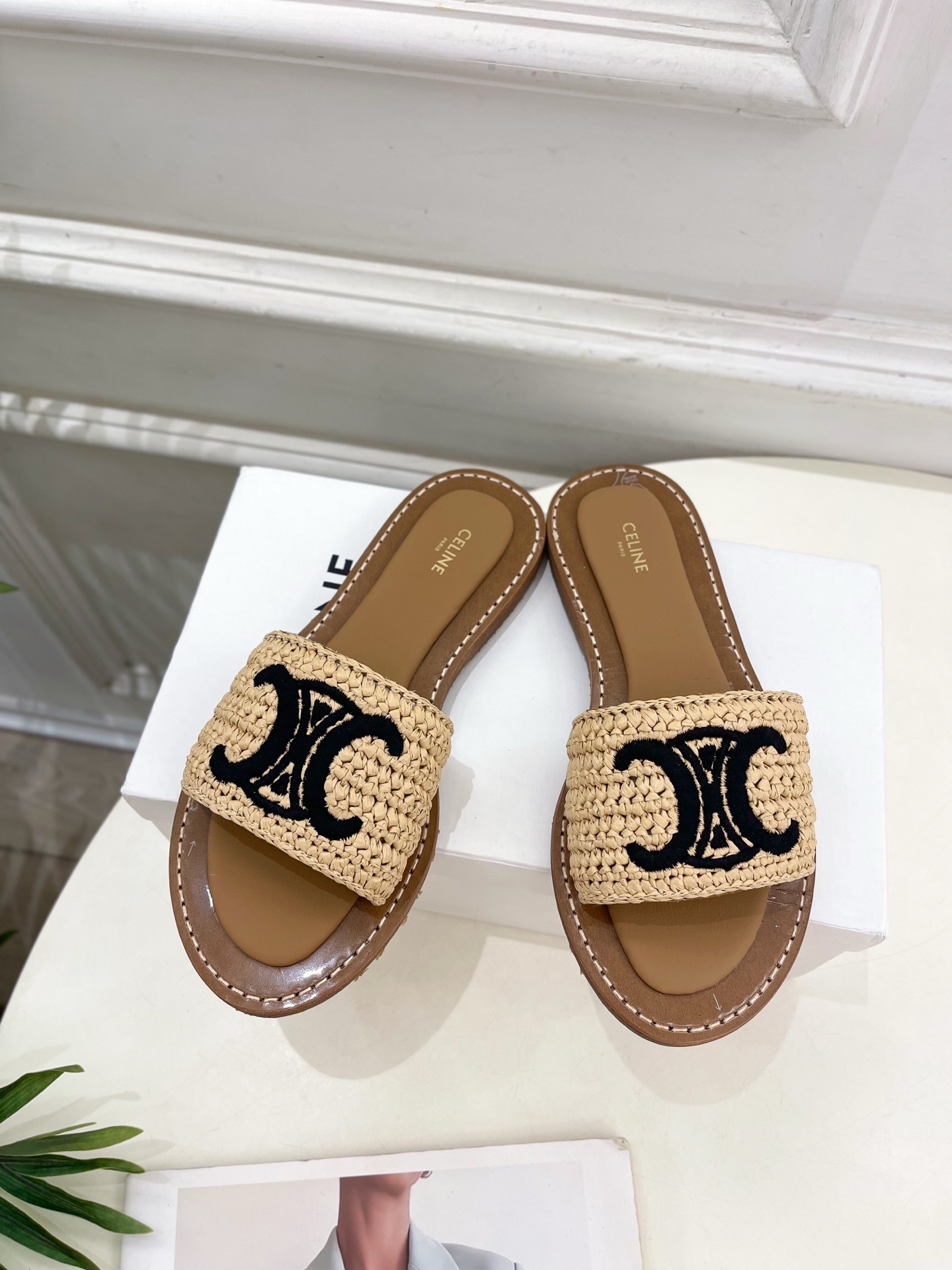 CELINE | 赛琳 25 𝐬𝐬
💛2025春夏最新爆款 LYMPIA凯旋门刺绣拖鞋 系列 上