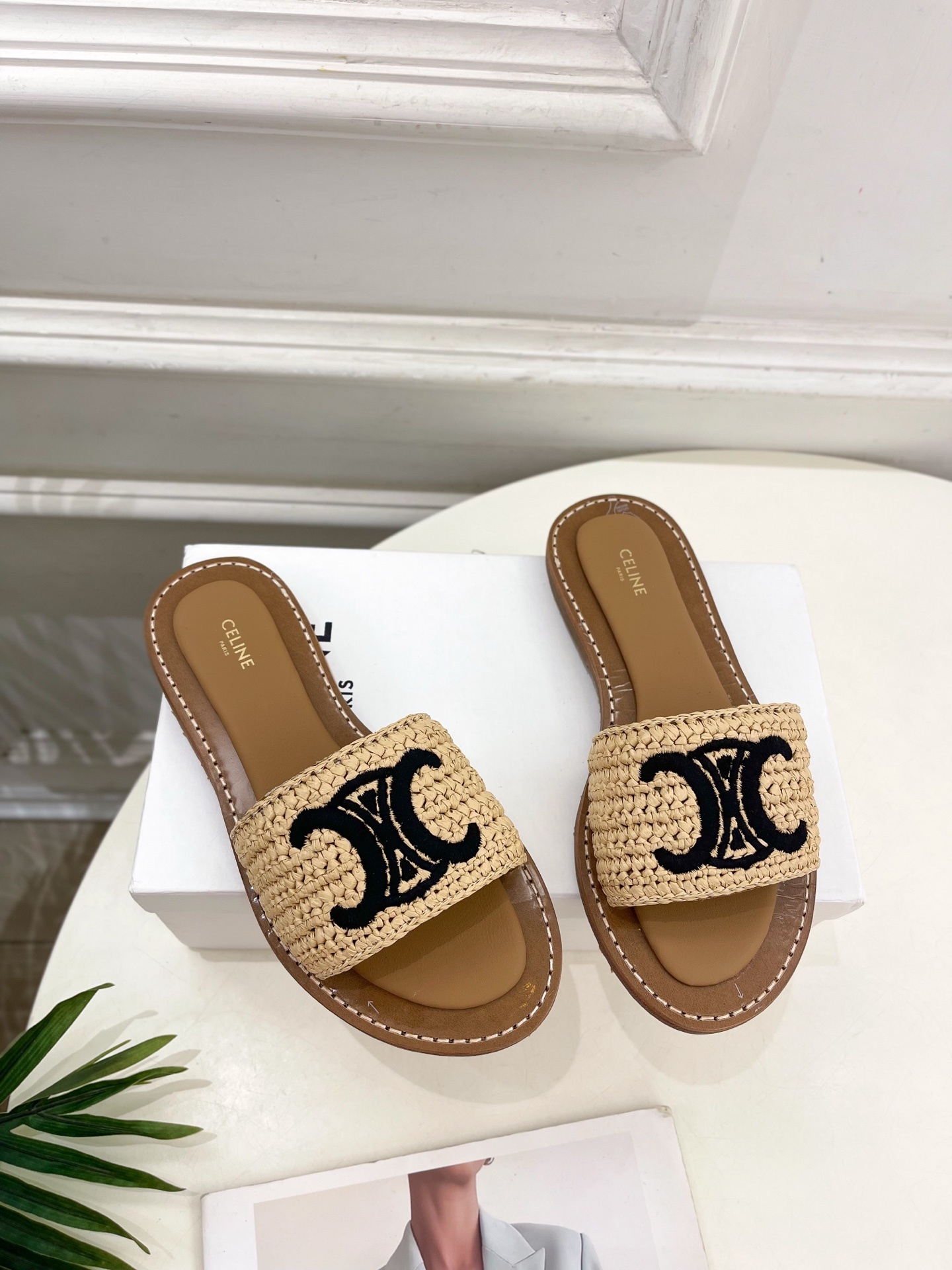 CELINE | 赛琳 25 𝐬𝐬
💛2025春夏最新爆款 LYMPIA凯旋门刺绣拖鞋 系列 上