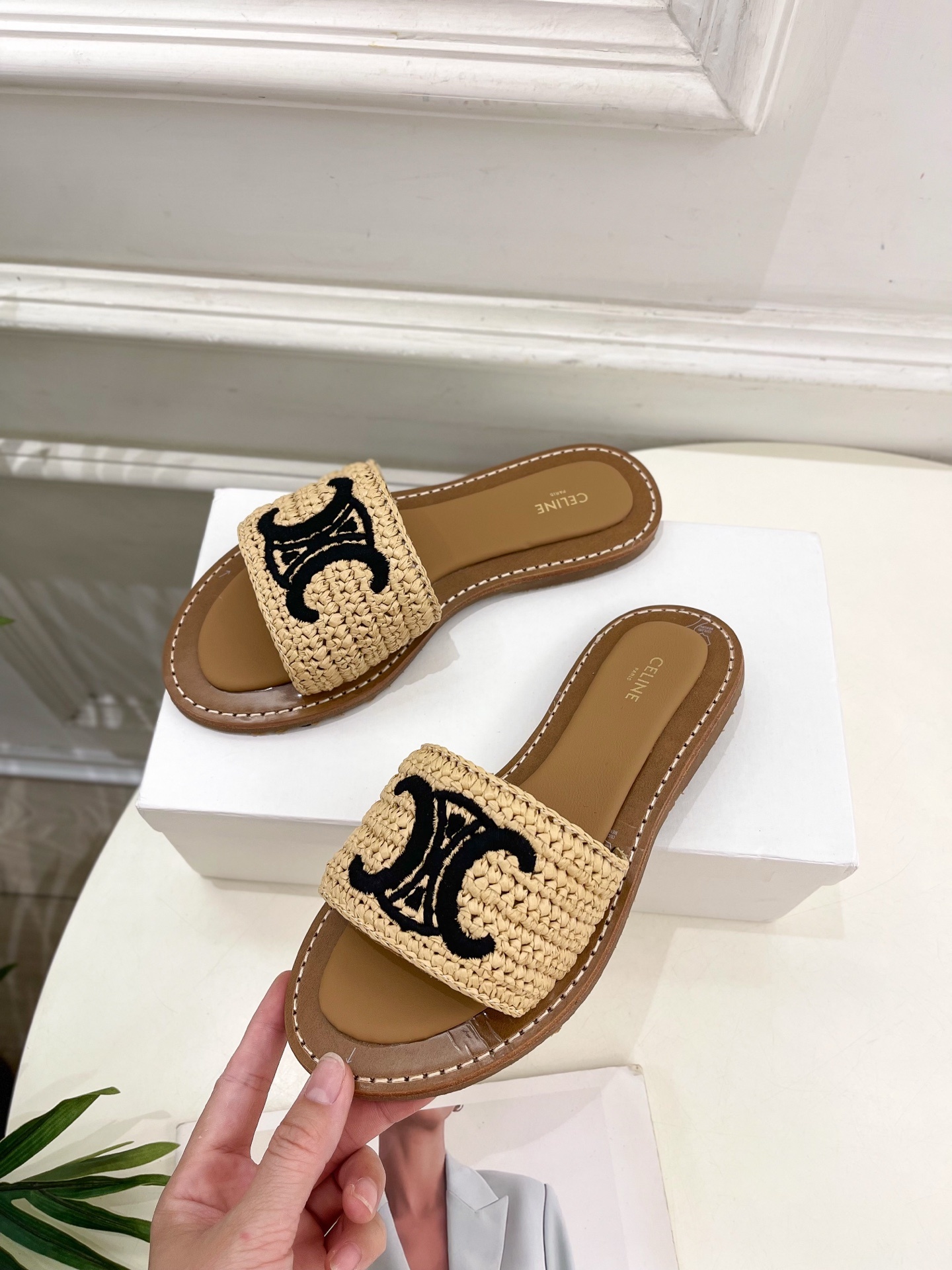 CELINE | 赛琳 25 𝐬𝐬
💛2025春夏最新爆款 LYMPIA凯旋门刺绣拖鞋 系列 上