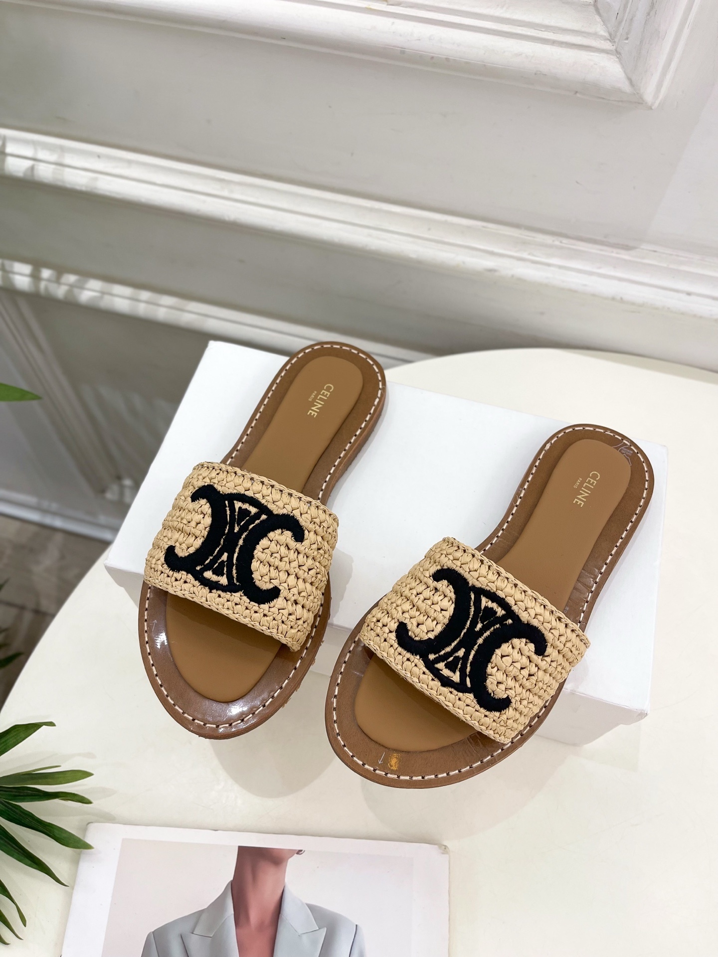CELINE | 赛琳 25 𝐬𝐬
💛2025春夏最新爆款 LYMPIA凯旋门刺绣拖鞋 系列 上