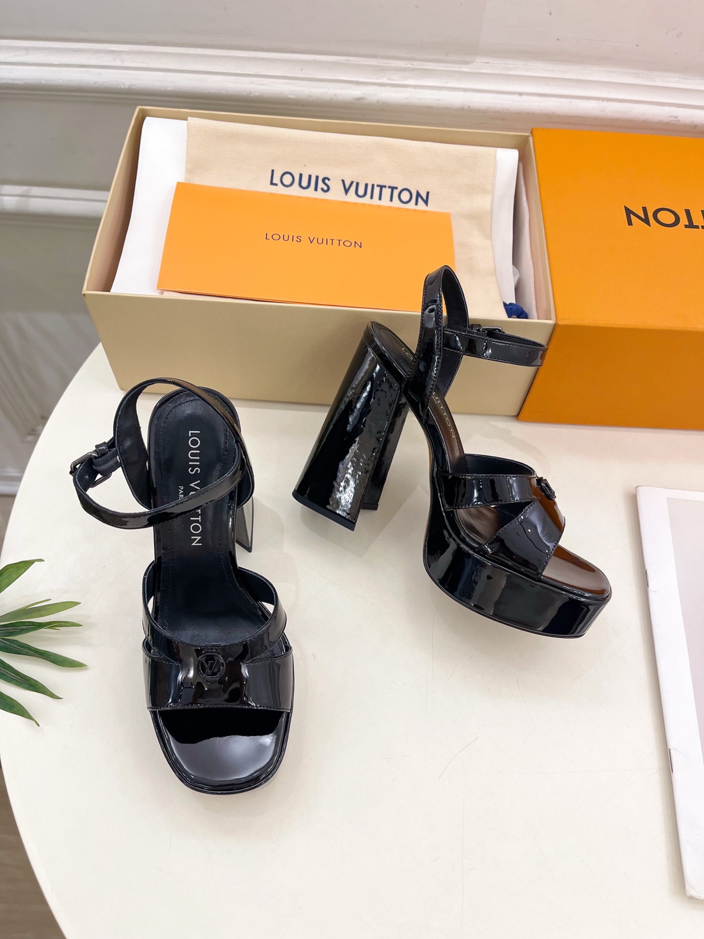 LV  | 路易威登    25𝐬𝐬 

🧡💚2025春夏新款 顶级版本⚠️
专柜主打最新品爆款V形高跟