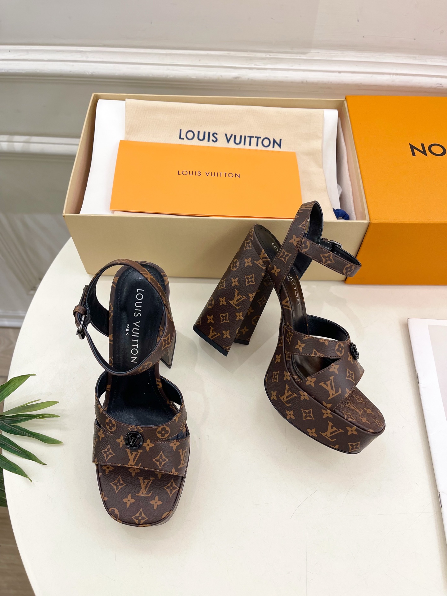 LV  | 路易威登    25𝐬𝐬 

🧡💚2025春夏新款 顶级版本⚠️
专柜主打最新品爆款V形高跟