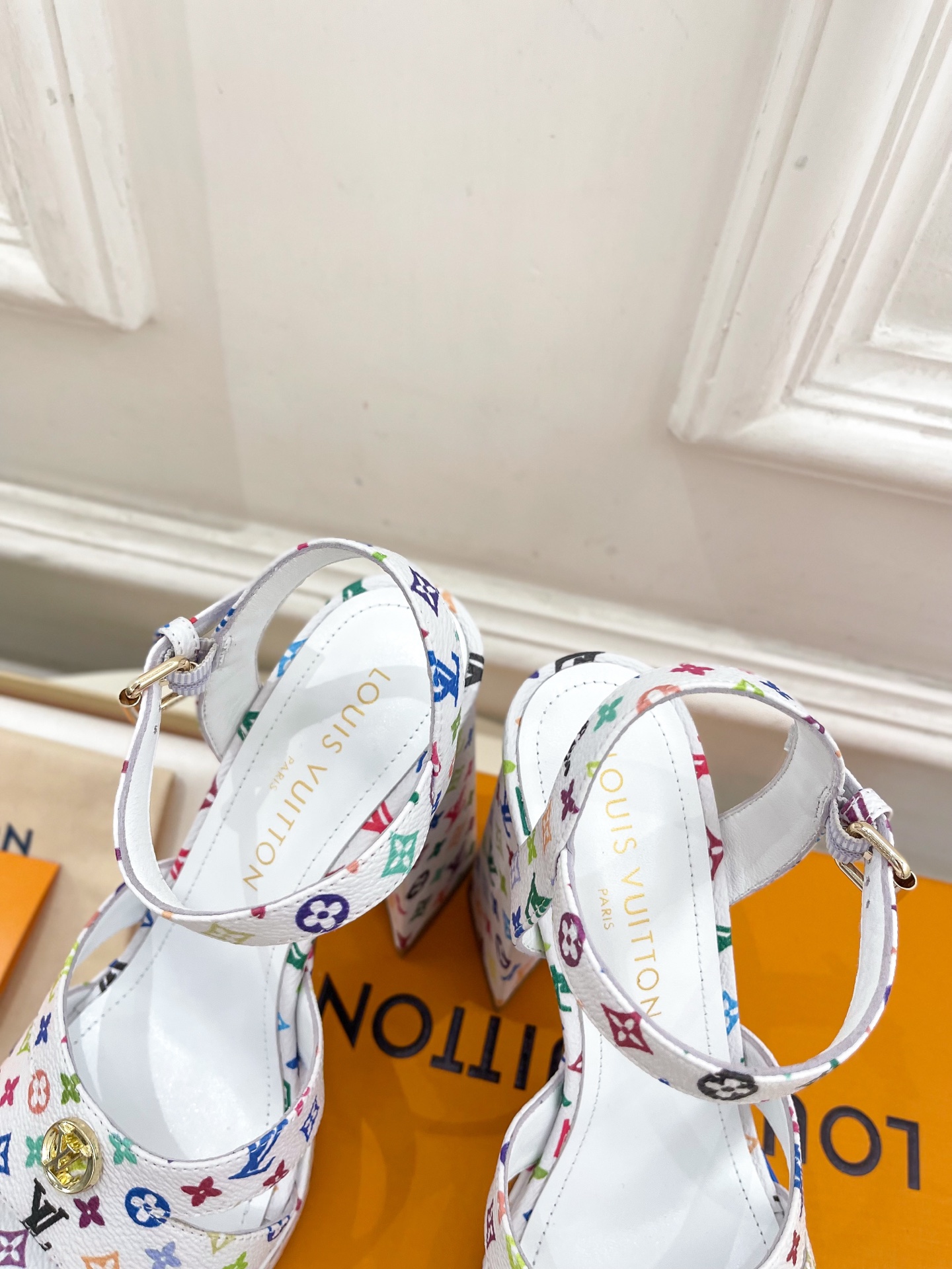 LV  | 路易威登    25𝐬𝐬 

🧡💚2025春夏新款 顶级版本⚠️
专柜主打最新品爆款V形高跟